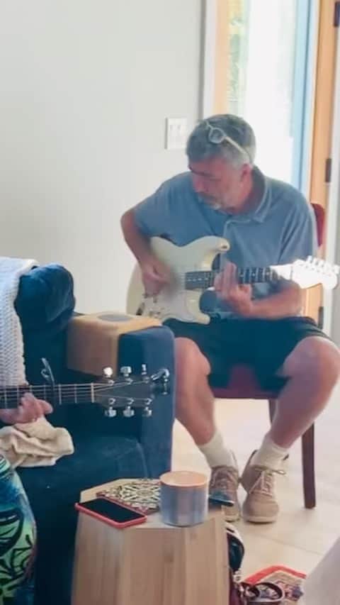 ニア・ピープルズのインスタグラム：「A jam with kitchen spoons, salt shakers guitars and unified voices. Dang missin the jams with my peeps」