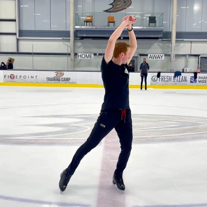 ショーン・ラビットのインスタグラム：「Just a little sumthin @karenwkwan and I put together. It’s a vibe😏 これは私とカレンクアンさんの振り付けです。かっこいい感じ😏⛸  🎶I feel Like I’m Drowning by @twofeetmusic   .  #figureskating #iceskating #patinartistico #patinajeartistico #twofeet #choreography #training #trainingmotivation #fitfam #mensstyle #dance #フィギュアスケート #フィギュアスケーター#アイススケート#ダンス#振り付け#トレーニング#筋トレ#筋肉#かっこいい#モデル#いいね返し #今日のコーデ」