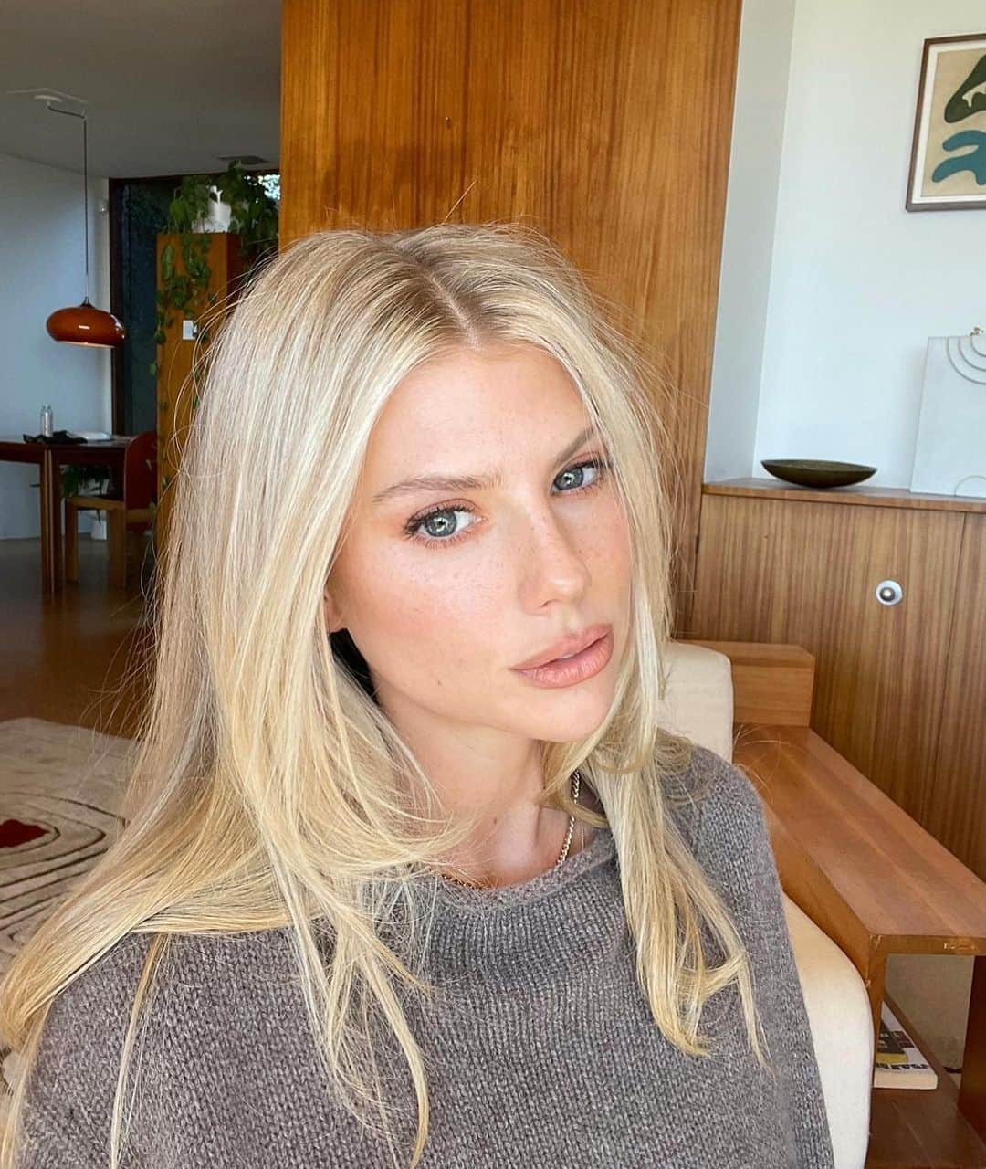 シャーロット・マッキニーのインスタグラム：「Majority of my Camera roll is the last pic 🤦🏼‍♀️」