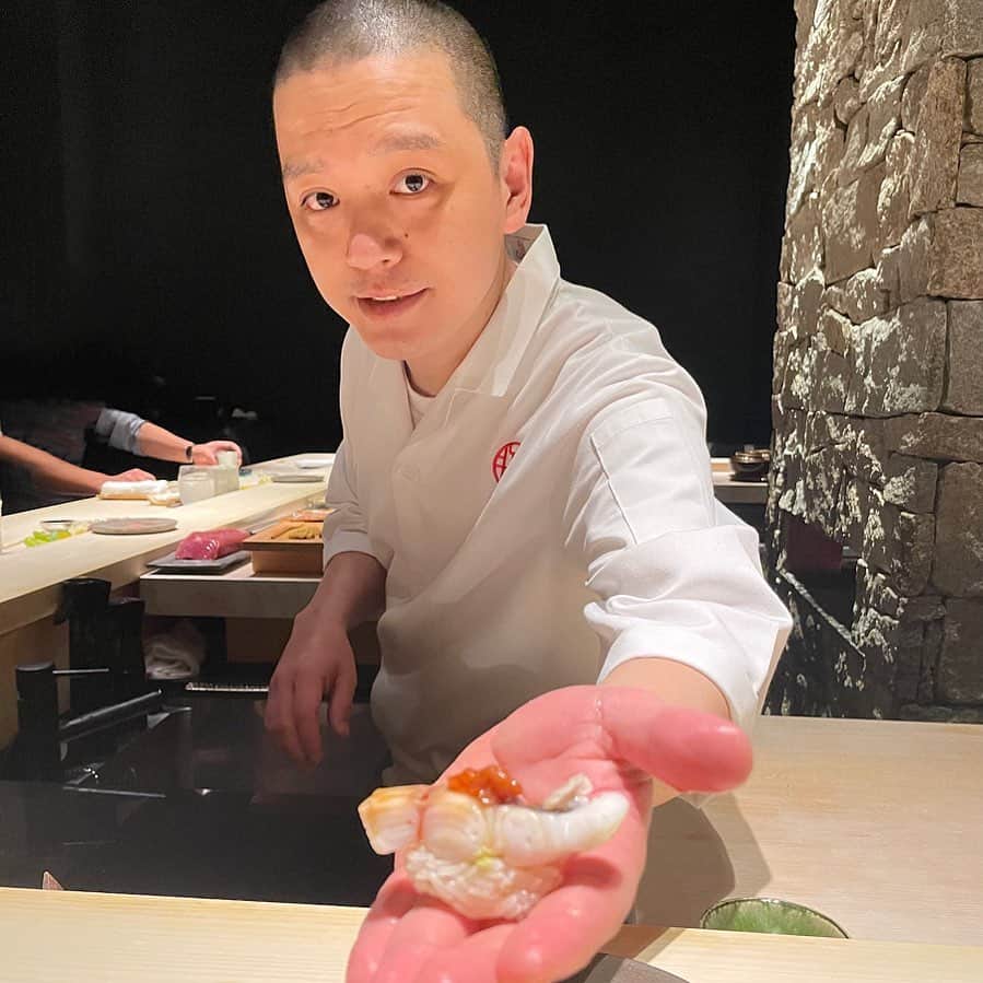 はんなのインスタグラム：「鮨 佐がわ🍣 初訪問のときの💕 . 一番最初にでてきたくじらが美味しすぎて ビックリした🐳✨ . 握りもつまみもおいしくて 沢山食べた結果5枚目のお腹になりました🤰🏻 . 食べるとすぐお腹でちゃうの困ったナ😮‍💨 . . 1枚目の写真お客さんの手しか写ってないけど加工で消してます。 . . . #時差投稿 #キャバクラ #キャバ嬢 #キャバ #新宿 #歌舞伎町 #六本木 #大阪#水商売 #シャンパン #寿司#鮨 #鮨佐がわ #予約困難店 #超予約困難店 #六本木 #六本木グルメ #女子会 #すしすたぐらむ #vancleefarpels#instafood #dinner #instagram #instagood #instapic #instalike #followｍe #selfie #fashion#🍣」