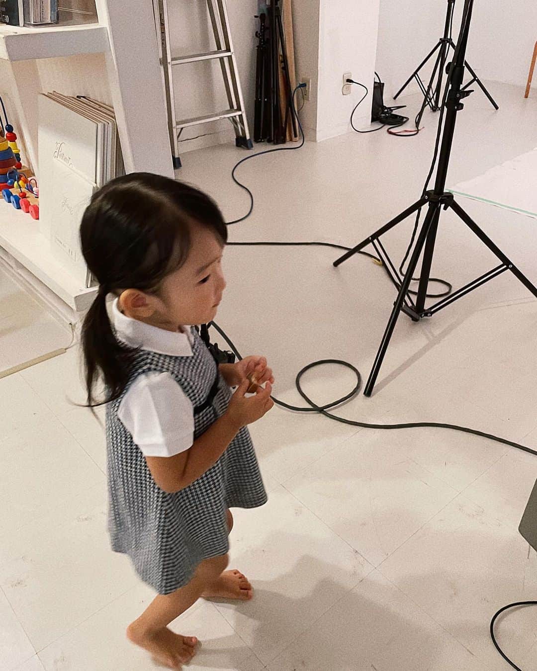 のインスタグラム：「. . 私の癒し👧🏼🤍🤍🤍 靴下と靴どーしたのさ🧦 #2歳11ヶ月 #愛娘 #ママライフ」