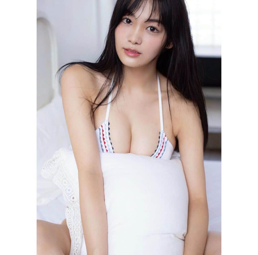 吉澤遥奈のインスタグラム：「本日10月22日発売【BRODY】に初登場しています✨ デジタル写真集もぜひチェックしてみてください☺︎ #japanesgirl#pants#glam#straight#黒髪ロング#内衣#model#グラビア#内衣#粉我#日本的#健康美#glam」