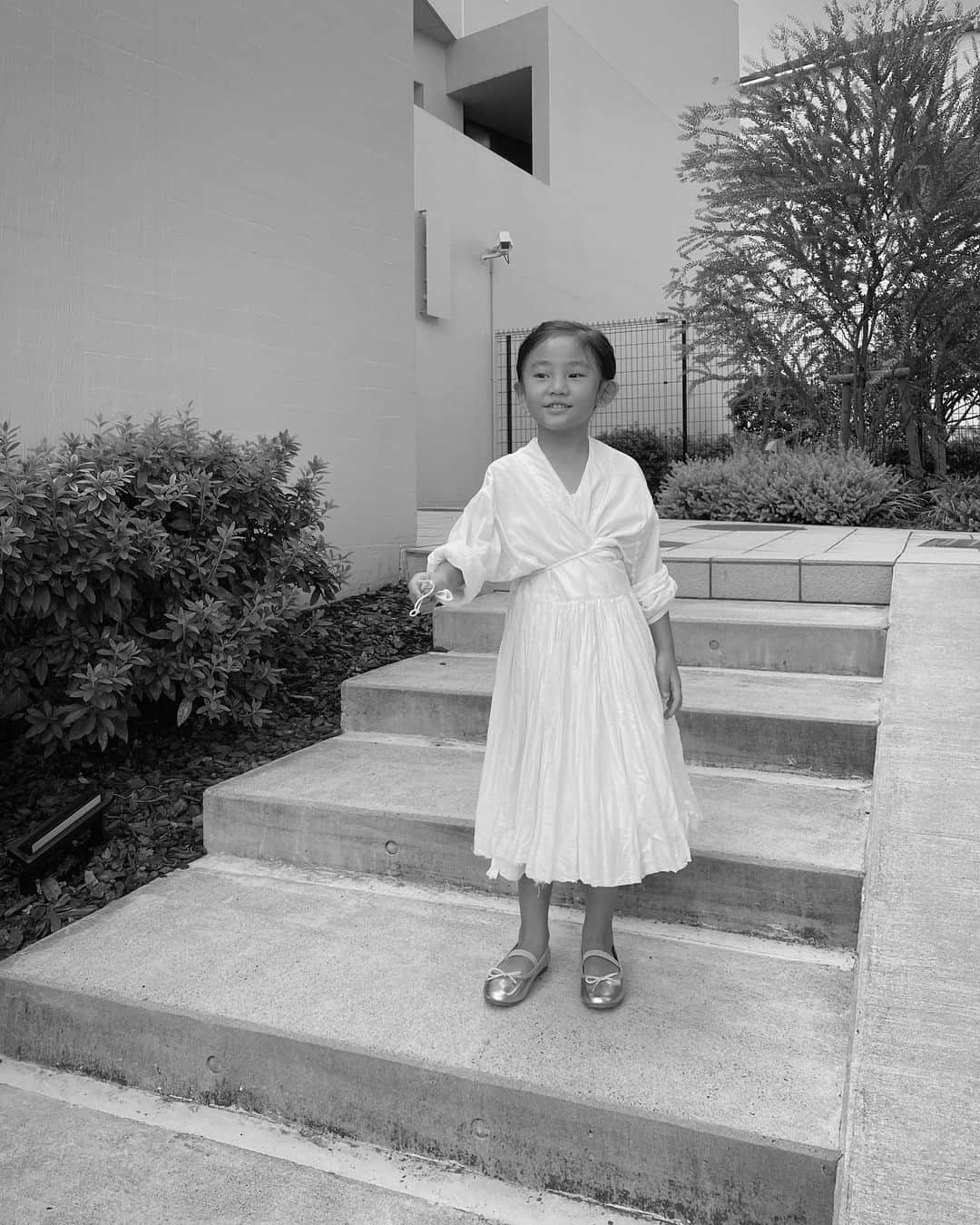 原田沙奈子さんのインスタグラム写真 - (原田沙奈子Instagram)「アマネのドレスは私のチュニック。 カシュクールのチュニックだから強引にグルグル巻いたら気に入ってよく着てる。  でもって最近、アマネとしりとりがブームなんだけど。 長く続きすぎていい加減もう他の言葉出てこないわーって時に、  「み」みかんって美味しいよね 「ら」ラーメン食べたいな 「ぽ」ポンカンの色が好き  とか、「ん」がつく言葉乱用してズルい大人してる。  そんな中、「か」になって、 私が「かかし」って言ったら、 アマネがすぐに「しもべ」って言って。  しもべ？って聞いたら「え、ママ知らないの？」て真顔で言われたんだけど。←いつ使ってんのよ不安だわ  ちなみに、「き」の時は、 「きつそうなママ！」って言うから、しりとり止めたくなって一旦休憩した。  アマネとのしりとりが癖になる今日この頃❤️‍🔥  #6歳」10月22日 18時43分 - sanakoharada