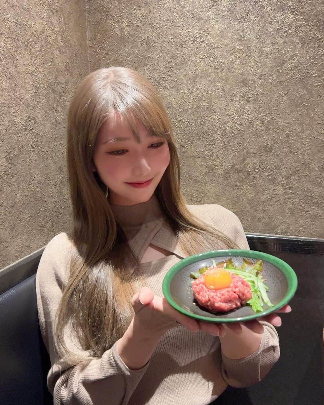 MAYUさんのインスタグラム写真 - (MAYUInstagram)「. 仲良しなみんなで静龍苑に行ったんだ〜🥩！ ここのタン本当に美味しすぎるっ🤤 . だんだん私の顔が真っ赤になっていくのがポイントです🤣❣️ ４枚目のお肉は斜めにしすぎてタレがこぼれてる。。 ユッケもとろとろで美味しくて、愛でるような目で見つめております🥺 玉子スープも、プリンも、ぜーんぶ美味しかった🤤✨ . 気を使わない友達と美味しいもの食べるって幸せだよね❤️ . #焼肉#静龍苑#タン#ユッケ#静龍苑のタン#ゴルフ女子#ゴルフ好き#ゴルフ好きな人と繋がりたい#herlipto#golf#golfwear#golfstagram#golfgirl#golflife#yakiniku#seiryuen#japan#japanesefood#japanesegirl」10月22日 18時44分 - mayu.kina_golf