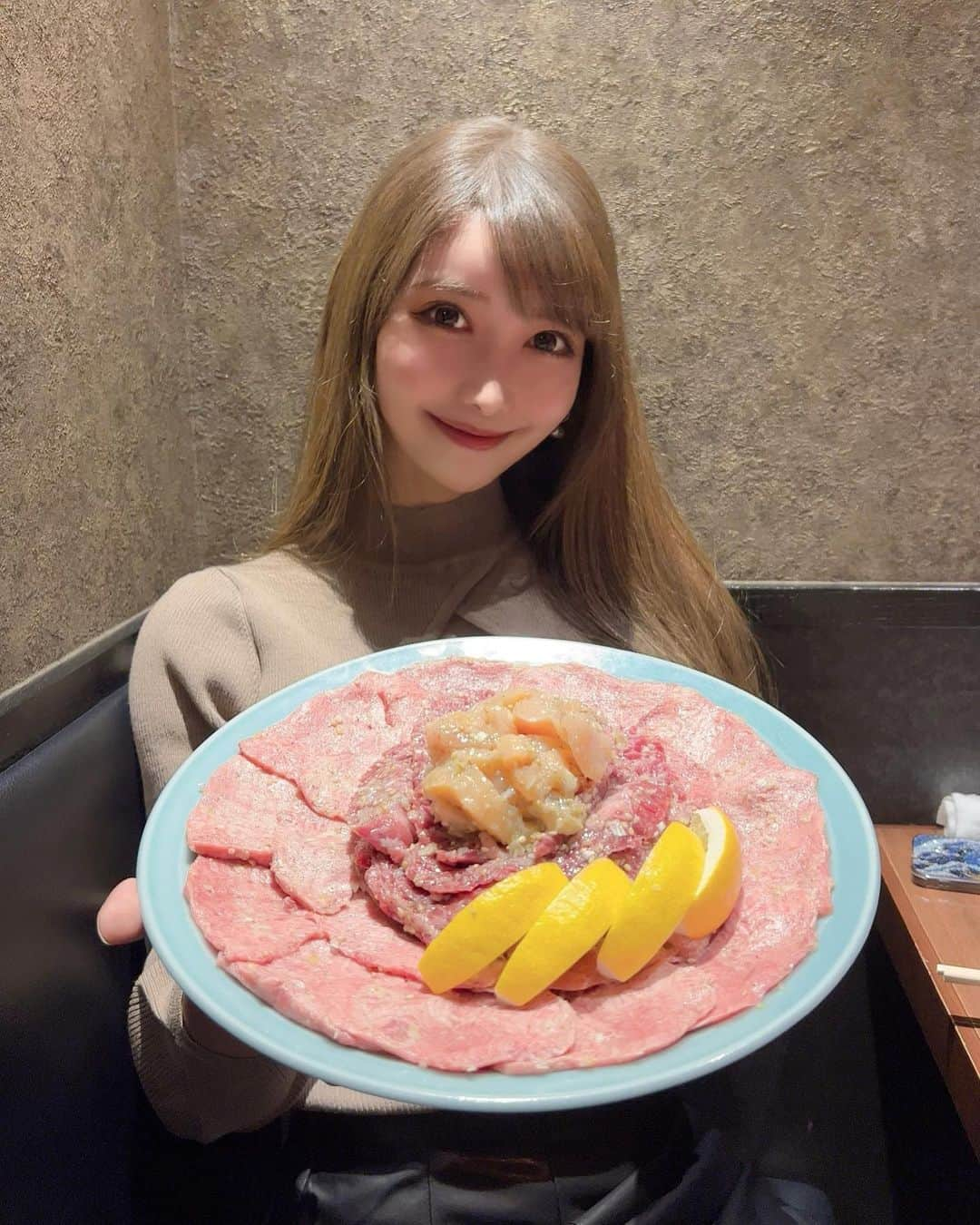 MAYUさんのインスタグラム写真 - (MAYUInstagram)「. 仲良しなみんなで静龍苑に行ったんだ〜🥩！ ここのタン本当に美味しすぎるっ🤤 . だんだん私の顔が真っ赤になっていくのがポイントです🤣❣️ ４枚目のお肉は斜めにしすぎてタレがこぼれてる。。 ユッケもとろとろで美味しくて、愛でるような目で見つめております🥺 玉子スープも、プリンも、ぜーんぶ美味しかった🤤✨ . 気を使わない友達と美味しいもの食べるって幸せだよね❤️ . #焼肉#静龍苑#タン#ユッケ#静龍苑のタン#ゴルフ女子#ゴルフ好き#ゴルフ好きな人と繋がりたい#herlipto#golf#golfwear#golfstagram#golfgirl#golflife#yakiniku#seiryuen#japan#japanesefood#japanesegirl」10月22日 18時44分 - mayu.kina_golf