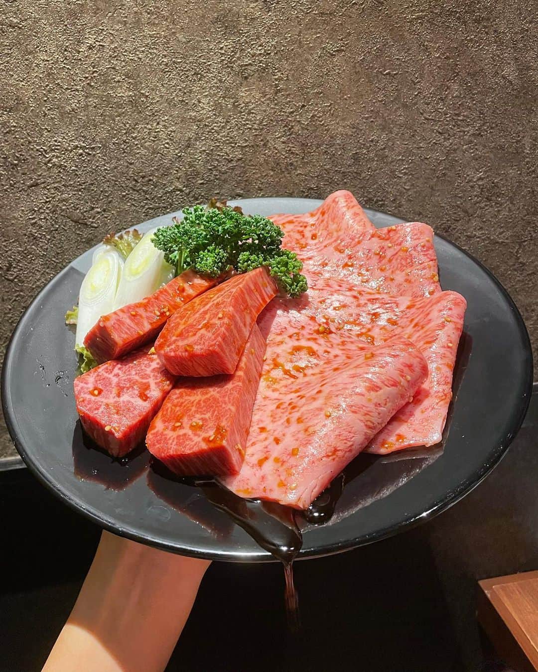 MAYUさんのインスタグラム写真 - (MAYUInstagram)「. 仲良しなみんなで静龍苑に行ったんだ〜🥩！ ここのタン本当に美味しすぎるっ🤤 . だんだん私の顔が真っ赤になっていくのがポイントです🤣❣️ ４枚目のお肉は斜めにしすぎてタレがこぼれてる。。 ユッケもとろとろで美味しくて、愛でるような目で見つめております🥺 玉子スープも、プリンも、ぜーんぶ美味しかった🤤✨ . 気を使わない友達と美味しいもの食べるって幸せだよね❤️ . #焼肉#静龍苑#タン#ユッケ#静龍苑のタン#ゴルフ女子#ゴルフ好き#ゴルフ好きな人と繋がりたい#herlipto#golf#golfwear#golfstagram#golfgirl#golflife#yakiniku#seiryuen#japan#japanesefood#japanesegirl」10月22日 18時44分 - mayu.kina_golf