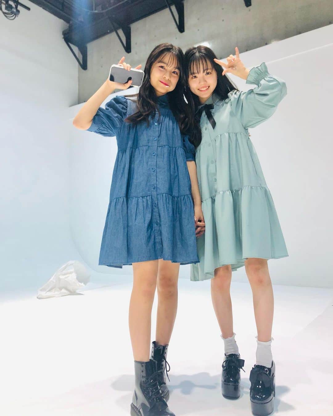 ニコ☆プチのインスタグラム：「💐  表紙撮影日の私服がぐうぜん双子だったよ😉✨ ゴツめの靴っていーよね🖤🖤  #有坂心花 #小松崎ふたば #ニコプチ #はなたば #コハナは小道具のアメを食べてます🍬」