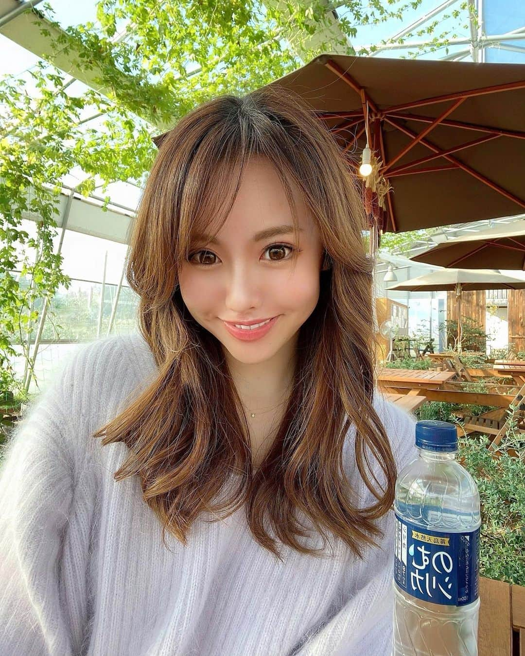 あやかさんさんのインスタグラム写真 - (あやかさんInstagram)「温室みたいなカフェで撮ってもらった♡ てか寒さと共に乾燥してきたね... お水たくさん飲んで体潤してね。  私普段からお水かお茶ばっか飲むんだけど絶対軟水派なのね。 のむシリカずっと流行ってるから飲んだらめちゃくちゃ飲みやすくて当たり前に軟水かと思ったら中硬水でびっくりした😂  普通のお水よりデトックス効果が凄いし、ミネラルたっぷりだから肌も体も整うよ✨ 人工添加物も入ってないから 家族のお料理にも使えるし、まろやかになって美味しくなるんだって！ すごご。  今なら20%オフキャンペーンで 二箱以上購入すると送料無料✨ 嬉しい😊 . . @nomusilica_official  #のむシリカ #シリカ水 #シリカ #supported #ナチュラルミネラルウォーター #霧島天然水 #美容 #デトックス #ダイエット #カフェ #自撮り #他撮り #ゆる巻き #セミロング」10月22日 18時52分 - __aya.aya.aya__