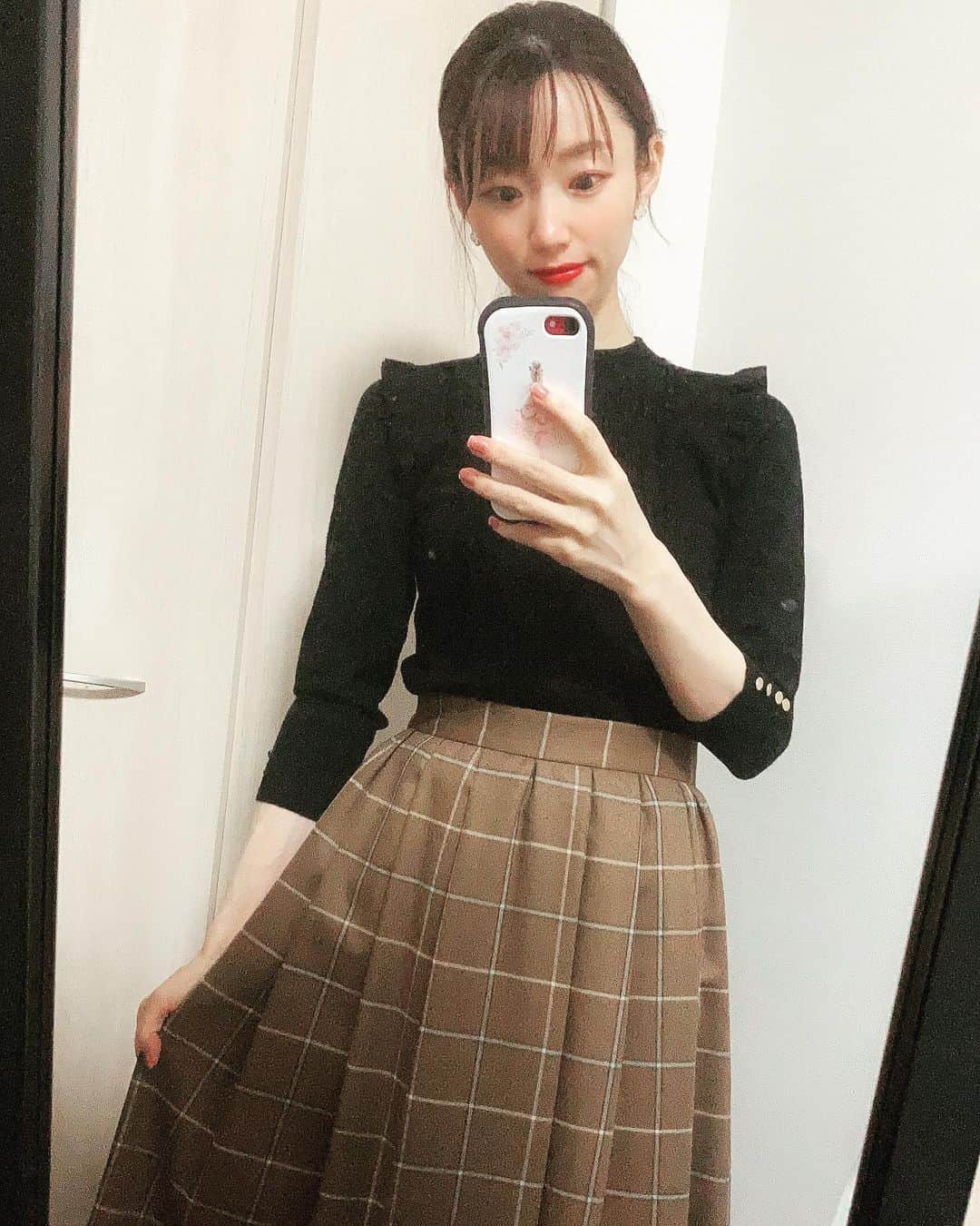 のインスタグラム：「@akiki_2015 さんのお洋服が期間限定で三越銀座にて販売されています💓（10月24日まで） 今回はスカートを購入しました👗 お上品なデザインが多くて好き🥰  #akiki #秋服 #秋服コーデ #チェックスカート #銀座三越#popupshop #期間限定#リランドチュール #rirandture #フリーアナウンサー #フリーランス #アナウンサー#女子アナ#上品コーデ#アルハンブラ #vca #きれいめコーデ#アラサー女子#アラサーコーデ#大人女子コーデ #コンサバ #お仕事コーデ」