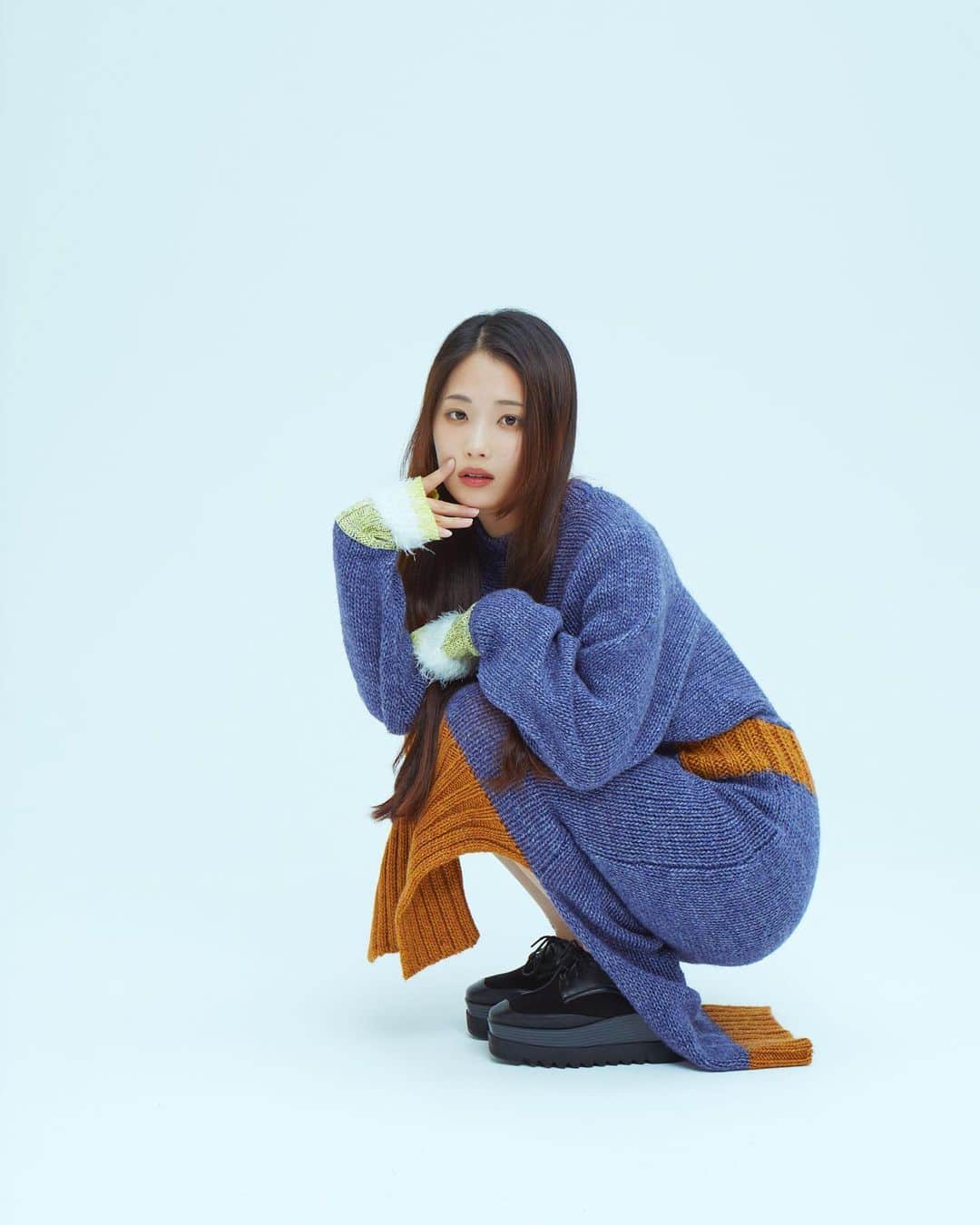 二宮芽生のインスタグラム：「寒いー。もうニットの季節だね🧶  photo by @pbyemi  ニットワンピ @cloud_lobby_pr」