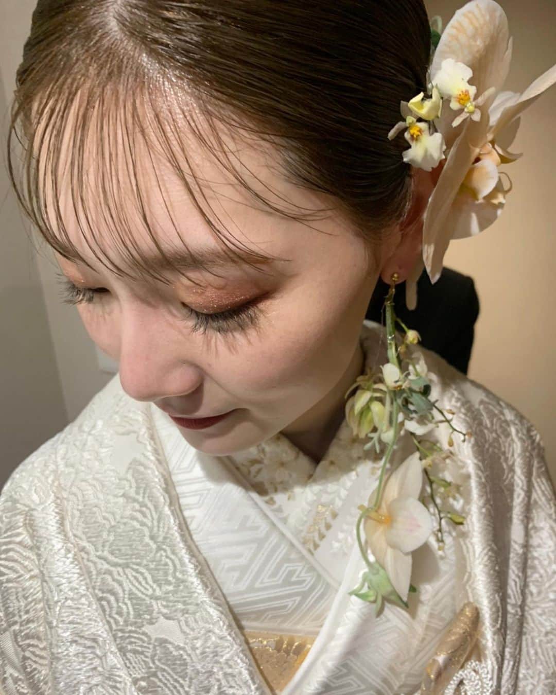 きたかぜあすかさんのインスタグラム写真 - (きたかぜあすかInstagram)「ㅤㅤㅤㅤㅤㅤㅤㅤㅤㅤㅤㅤㅤ ㅤㅤㅤㅤㅤㅤㅤㅤㅤㅤㅤㅤㅤ お色直しは白無垢🤍 ㅤㅤㅤㅤㅤㅤㅤㅤㅤㅤㅤㅤㅤ ㅤㅤㅤㅤㅤㅤㅤㅤㅤㅤㅤㅤㅤ リップは赤リップに変えて まぶたに大きめのラメを✨ ヘッドアクセは ベージュに染めてもらった胡蝶蘭に金箔をつけました❤︎ ㅤㅤㅤㅤㅤㅤㅤㅤㅤㅤㅤㅤㅤ ㅤㅤㅤㅤㅤㅤㅤㅤㅤㅤㅤㅤㅤ kimono @thetreatdressing  accessory  @plantscollection_osaka  hair @takachi1205  make @uenomiyuki」10月22日 19時26分 - asukaa02