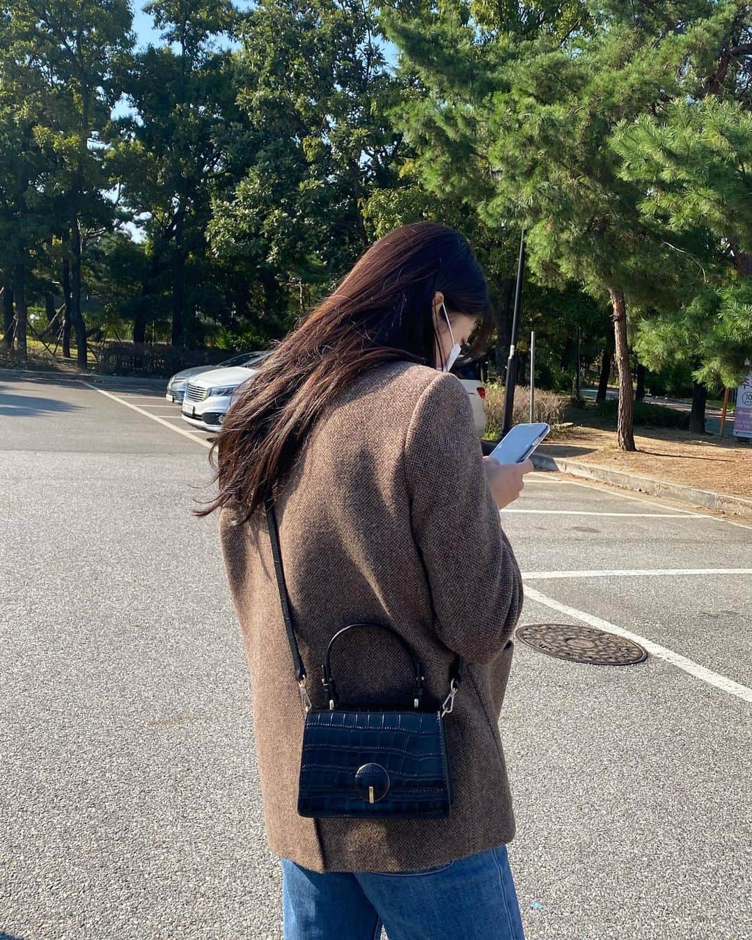 オム・ヒョンギョンのインスタグラム：「아침 저녁은 너무 추워요 오늘 패딩 챙겨 나왔어요🥶 감기 조심하세요! #광고」