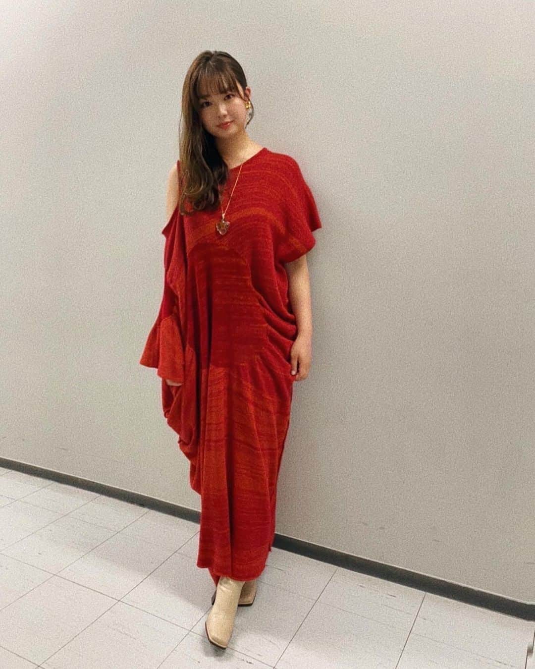 箭内夢菜のインスタグラム：「載せ直し失礼します.. 『超ド級！世界のありえない映像大賞』 全身はこちらです🥀」