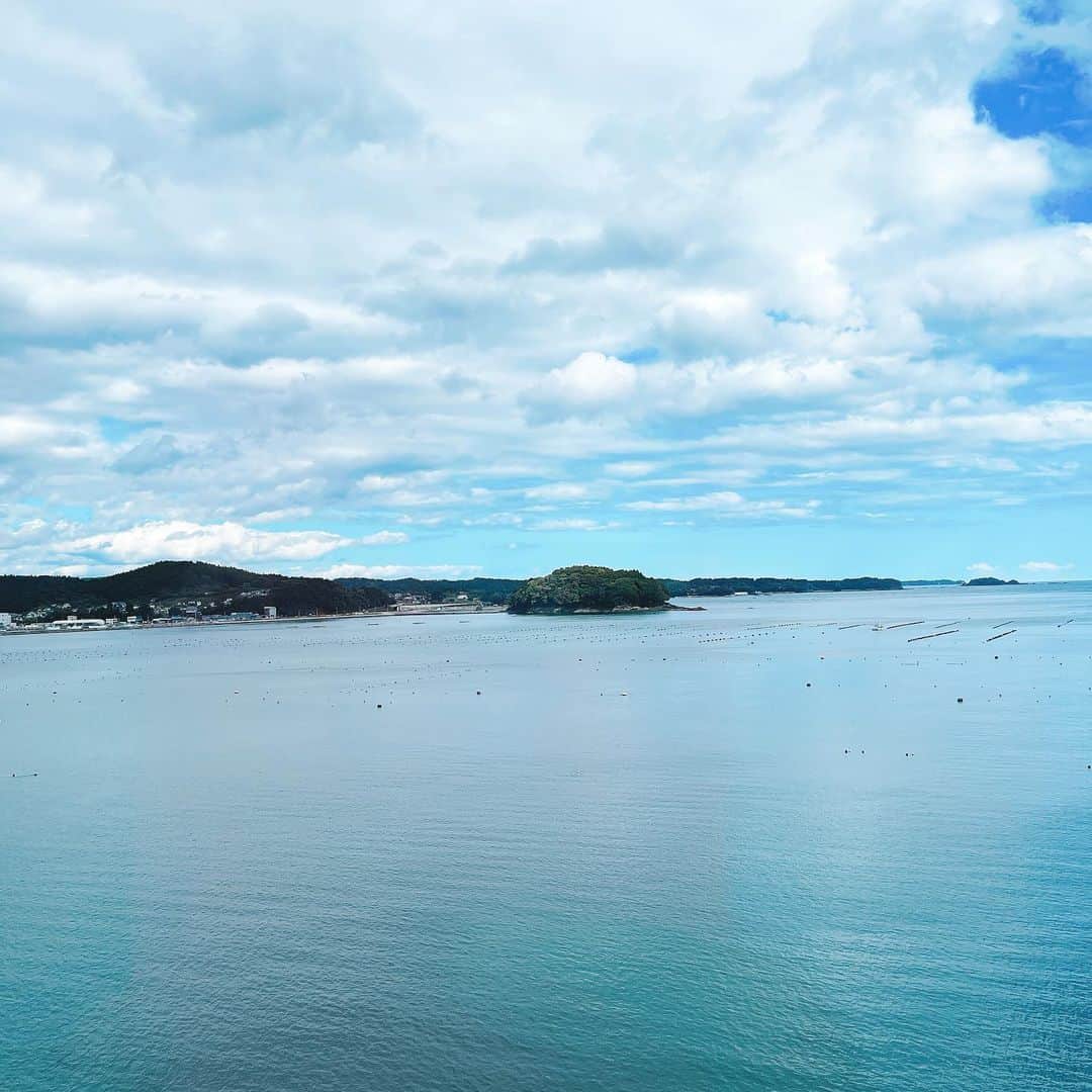 森下千里のインスタグラム：「南三陸、志津川の海。 30分休憩してから、また行きます。  今日も 佐藤仁候補 自見はなこ参議から 守屋県議、畠山県議をはじめ、 多くの方から応援いただき、本当に感謝です。  まだまだ、引き続き頑張っていきます！  #宮城五区」