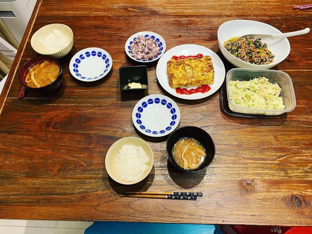 くわばたりえさんのインスタグラム写真 - (くわばたりえInstagram)「最高の夕食！ 昨夜は、大阪からお片づけの師匠！石阪京子さんが我が家に遊びに来て下さいました。 正しくは 我が家でお料理を作って下さいました♪ 東京にお仕事で来られていて、娘さんのお家で色々仕込みして下さり 我が家では、仕込んで持っていけないシチューを♪ 小麦粉とバターで作るシチューめちゃくちゃ美味しいかった！ 写真を取り忘れたキッシュも最高に美味しい♪ 全てが美味しい！ お片づけの師匠&お料理の師匠です！ 娘さんも来てくださり 子供達といっぱい遊んでくれ　子供も最高の夜でした。 京子さんと娘さんの何気ない会話が素敵で、こんな母娘になりたいなぁ〜と♪ 京子さん♪娘さん♪ありがとうございました。 京子さんの後ろ姿が若い！ 私も運動頑張る！ ちなみに最後の写真は、豪華な夕食前日の夕食…  チーン。  #石阪京子  #京子ママ #なんじゃもんじゃ #かくれんぼ #絵本読み聞かせ #プロレスごっこ #楽しみまくった子供 #最高の母娘  #ありがとうございました #くわばたりえ」10月22日 12時17分 - kuwabatarie