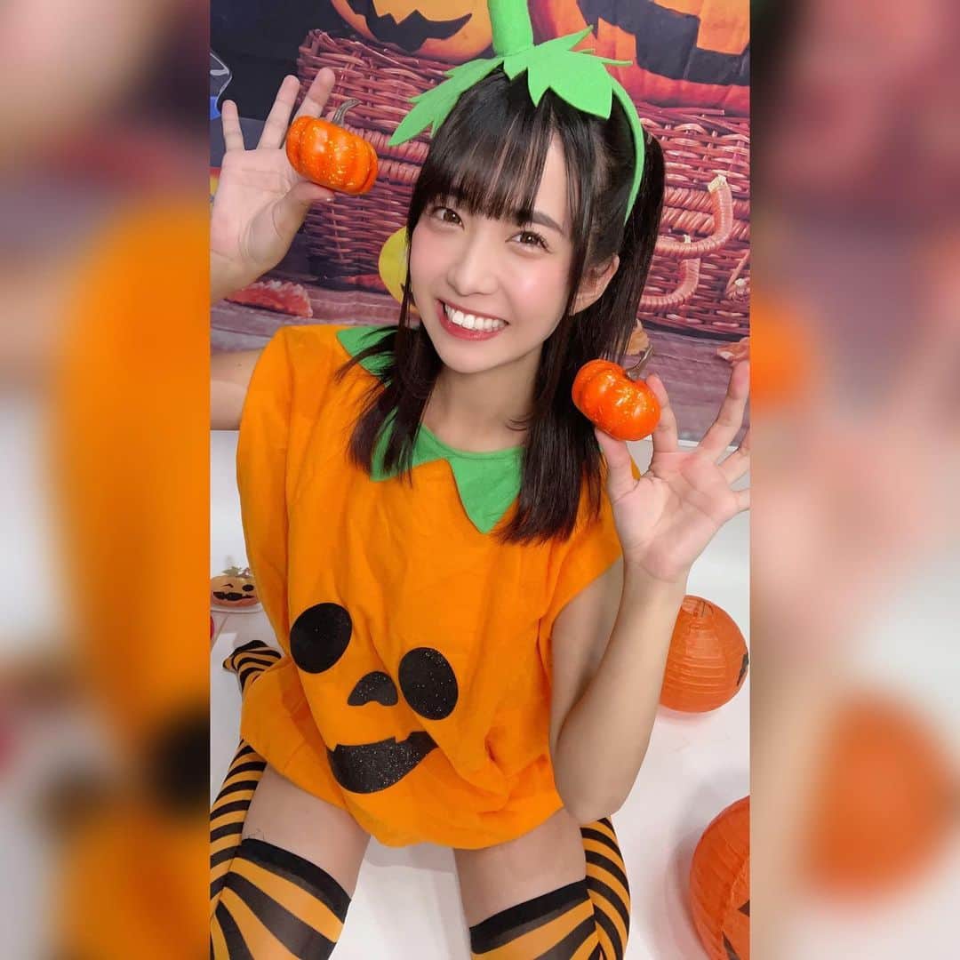 天羽希純のインスタグラム：「かぼちゃになったけど食べるー？🎃  #ハロウィン #ハロウィンコスプレ #コスプレ #cosplay  #japanesegirl #可愛い女の子 #グラビア #gravure #グラドル #アイドル #Japaneseidol #撮影会 #撮影会モデル #被写体 #太もも #フェチ」
