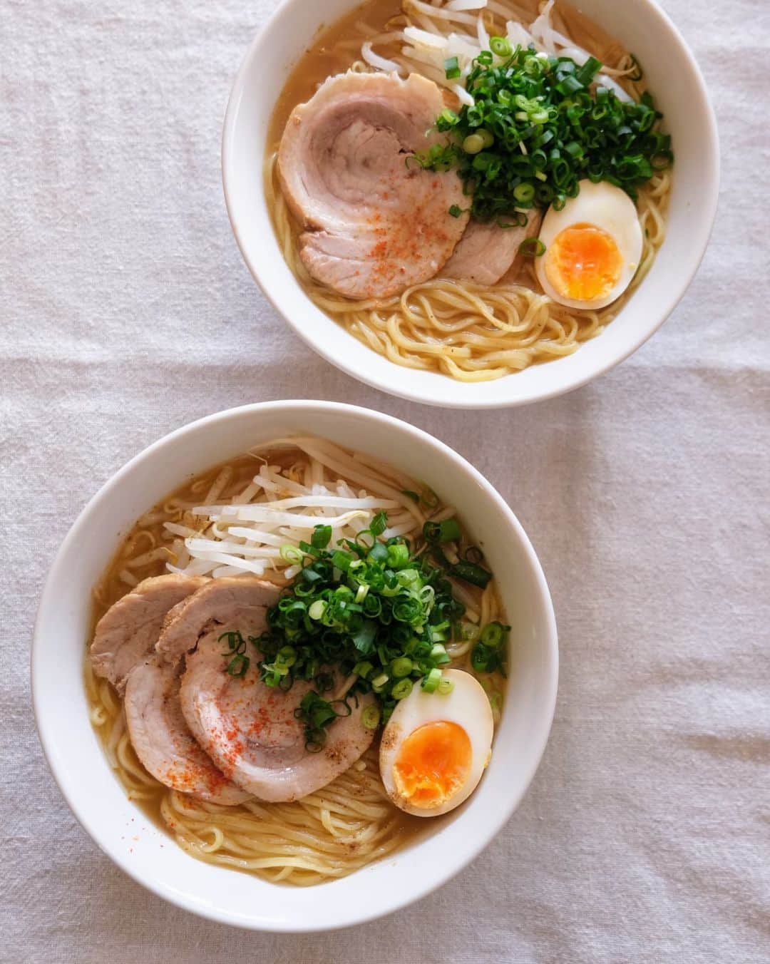 わたをのインスタグラム：「おうちラーメン🍜  インスタントの味噌ラーメンに昨夜仕込んだチャーシューと味玉。ネギとモヤシはたっぷり。付属のスープには摩り下ろしにんにく、いりこダシ、削りぶし追加。一味唐辛子ぱらぱら。  #おうちごはん #昼ごはん #お昼ごはん #昼食 #ラーメン #Yummy #Delicious #Japan #japanesefood #Japaneselunch #lunch #ramen #味噌とイリコのダブルスープにんにく入りチャーシューメン味玉トッピング」