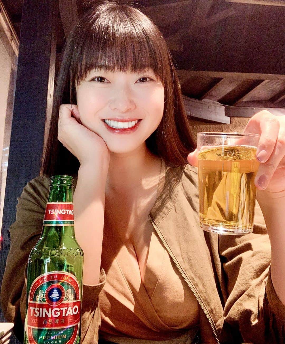小田飛鳥のインスタグラム：「お疲れ様！ん？どこ見てるの？ #青島 さんラブ💖 #青島ビール #tsingtao #tsingtaobeer #お酒好き女子 #japanesegirl #sexy」