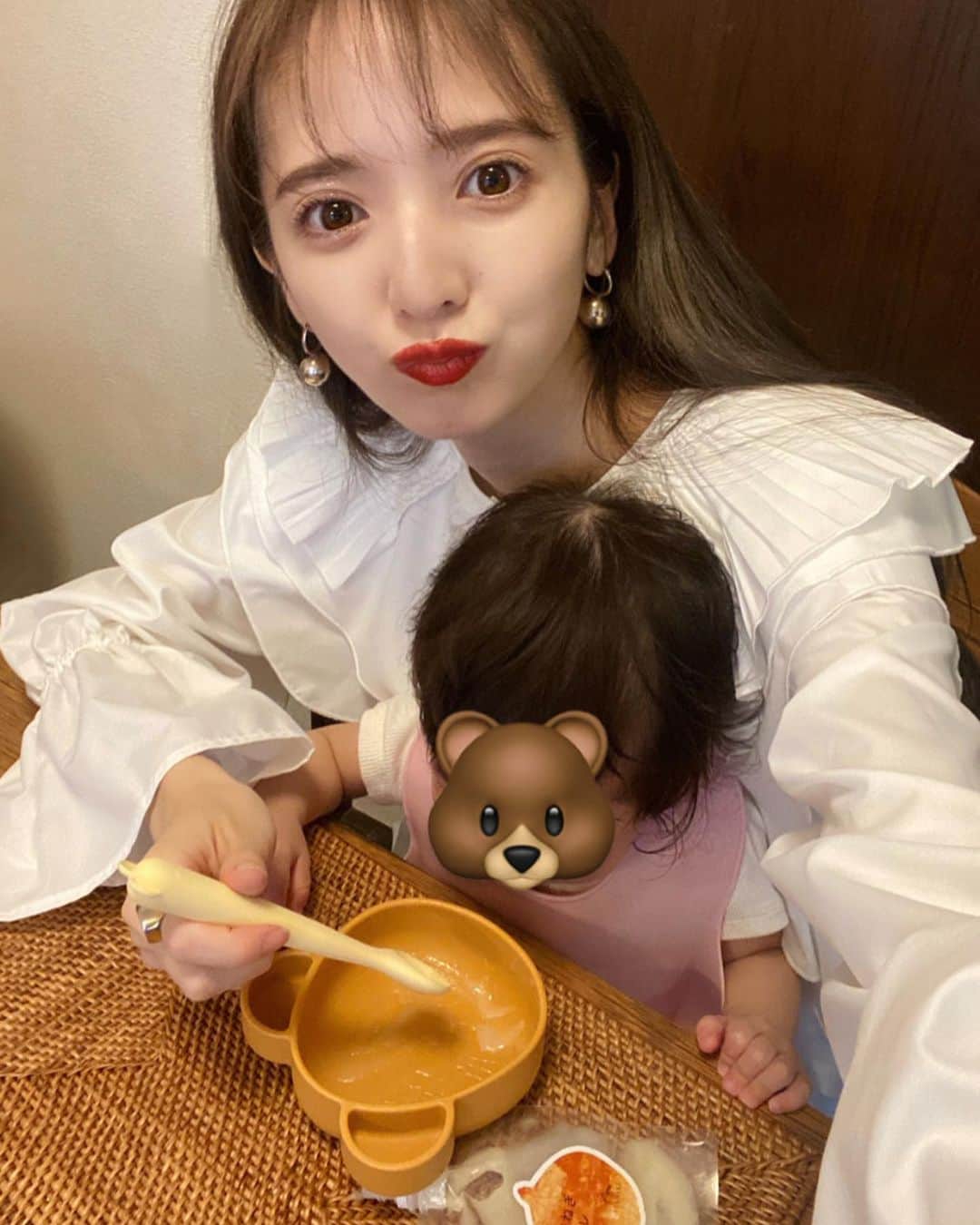 平木愛美のインスタグラム：「最近は挙式準備でバタバタ〜！ なので、"今は良し"✨✨ ということで家事など程よく手抜き！  👶🏼の離乳食もずっとつくって冷凍ストックなどしてしてきているのですがやっぱりそれもすぐきれてしまって、大変な時もあり、  でも身体に良くないものは食べさせたくないし、色々アレルギーもあるし、、、  というなかで良いものに出会えて、嬉しいのがこの"ITADAKU"、、🕊🤍  こちらはポタージュ、ピュレ共にレストランで使用する厳選された無添加・無農薬の有機栽培野菜を使用されているみたいで  なんだか安心して手抜き、、笑 して👶🏼にご飯をあげられるつつ むしろポタージュはミシュラン星付きのトップシェフのかたの監修でつくられているみたいで…べびまる贅沢。。💕  なんかね一応離乳食ではあるのですが、大人も食べれるものみたい！ なのでべびのアレルギーの食材が入ってるのは私が食べちゃう😋🧡  パッケージも品があって素敵です。💫  このITADAKUは、１ユーザーにつき２名までの招待制で購入ができるという貴重な商品みたい、、、🕊  ただ今回は「MANAMI2021」という招待コードを発行していただいてこのコードを入れていただくと先着の数量限定で購入が可能みたいです…🤍  そしてなんと！OPEN記念で特別に送料が無料になるみたいでこの招待コードがそのまま送料無料クーポンとしても使えるので、購入時にも是非使ってください🕊✨✨(何回でも使えとのこと…🧡)  @allfoodjapan  #itadaku #ピュレ #ポタージュ #幼児食 #紹介制  #ミシュラン #予約困難店 #pr」