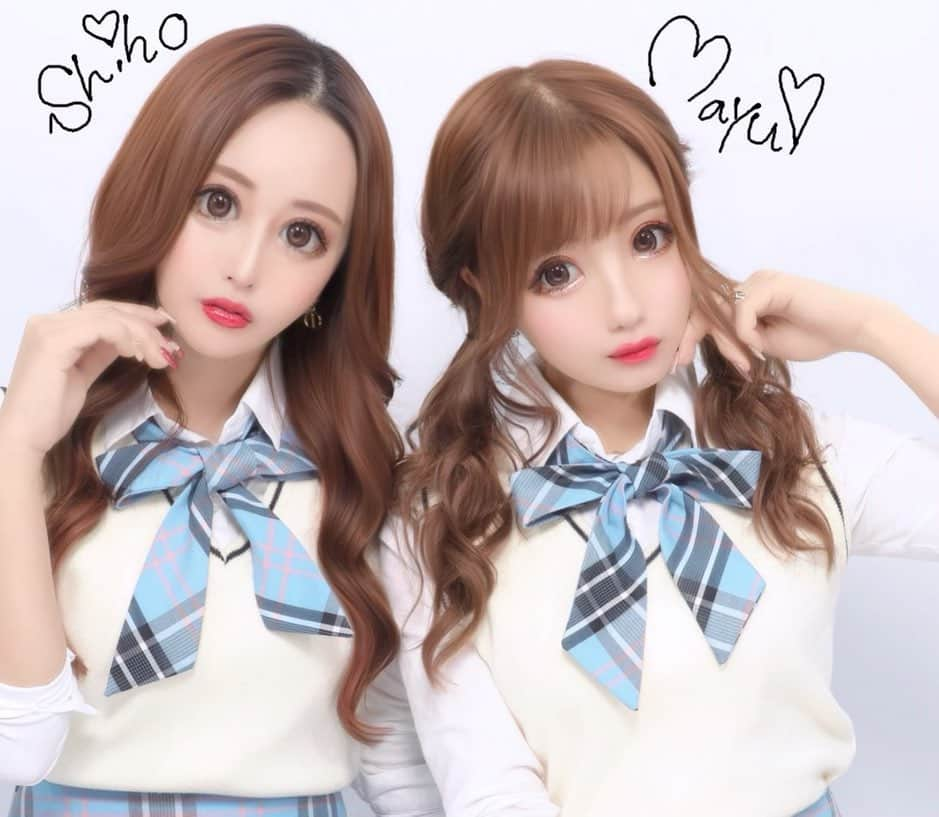 まゆぴちゅーさんのインスタグラム写真 - (まゆぴちゅーInstagram)「韓国制服プリ💙🤍  @choa_japan で制服撮影をしたときに 久々にプリクラなんてとっちゃって🙊❤︎笑  with / @cham_pipi ♡  水色のチェックのスカートとリボン可愛いよね💙  今時のJKはベストもインするんだとか、、、🙊  そして新しい？プリ機、んーなんて名前か 忘れたけど…ズーム機能とかあって、 しかもプリ機の中で座る式で、我ら ついていけなくて最後のプリのやつワタワタ💦www  てか最近しほといる率高めだ😋😋💓♪らぶゆ . . . #韓国制服 #韓国制服レンタル #choa #choajapan #チョア #制服レンタル #制服コーデ #制服プリ #jkブランド #ツインテール #ツインテールアレンジ #ツインテール女子 #ビジョビ」10月22日 12時38分 - mayu_03pichu