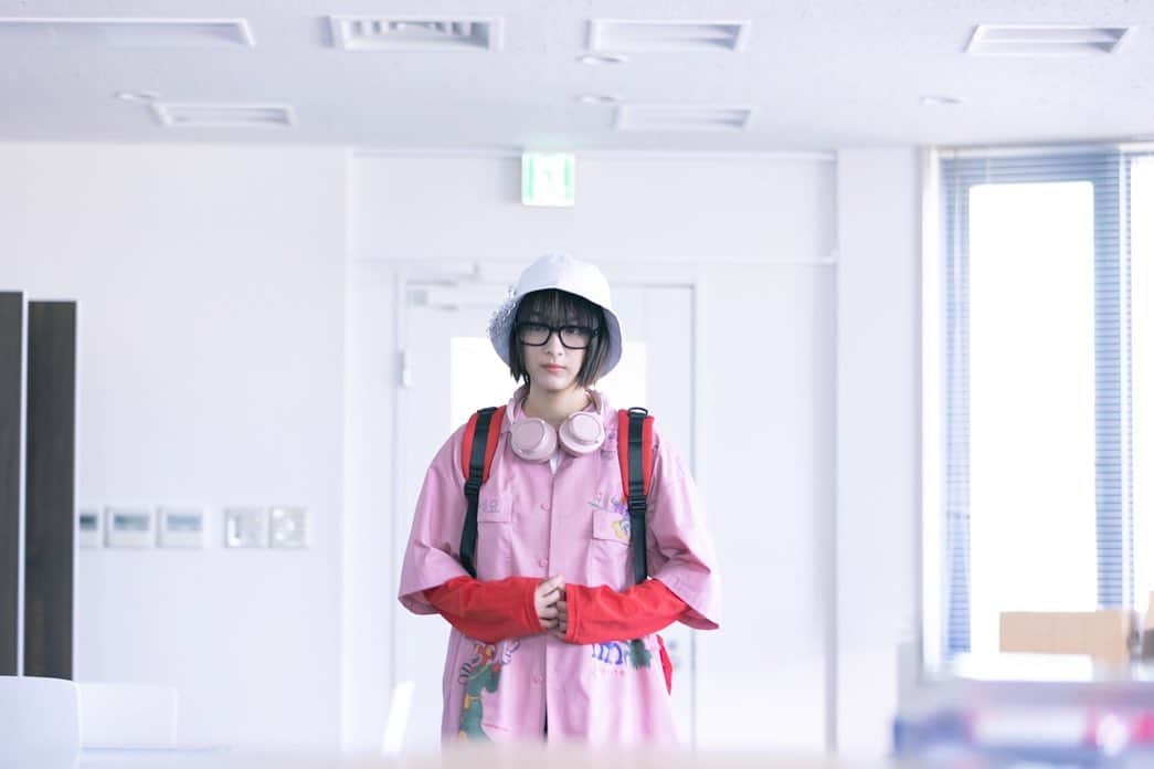 のインスタグラム：「会社は学校じゃねぇんだよ 新世代逆襲編 大松エリ役で第2話から登場します✴︎  天才ハッカーです！☺︎ 手が攣りそうになるけどめちゃめちゃ楽しいです！！💻  そして藤井組にまた参加出来てとても嬉しいです✨ 悩みがあってもこの作品を観たらすぐ吹っ飛んじゃうくらい面白くてアツいドラマなのでまだの方は是非見逃し配信で1話ご覧下さい🔥 ABEMAで前作も見れちゃいます〜！ 今日も寒いからこれ見て心から温まりしょう🪐 #会社は学校じゃねぇんだよ」