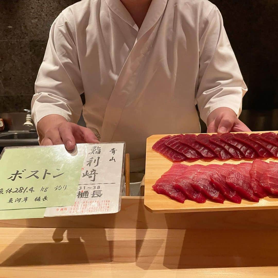 はんなのインスタグラム：「鮨利崎 青山🍣 前日にわがまま言って連れてきて貰ったところ🤣❤️ . 最初から最後までぜーんぶ美味しくて すぐに予約困難店になるねって話してたんだけど もう既に超予約困難店みたい🥺💓✨ . はんながお寿司大好きだから お寿司連れていってくれるお客様がいて 本当にうれしいな🥰 の、反面太ってしまう、、、😮‍💨笑 . .  #時差投稿 #キャバクラ #キャバ嬢 #キャバ #新宿 #歌舞伎町 #六本木 #大阪#水商売 #シャンパン #寿司#鮨 #鮨利崎 #予約困難店 #超予約困難店 #グルメ#青山 #南青山 #女子会 #すしすたぐらむ  #instafood #dinner #instagram #instagood #instapic #instalike #followｍe #selfie #fashion #🍣」