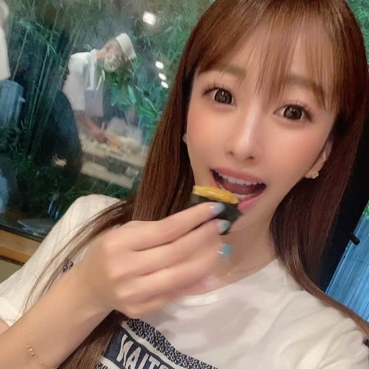 はんなのインスタグラム：「鮓 村瀬🍣 夏にらむさんと一緒に😌💗 . 握りもつまみも沢山出てくるから 最後の方お腹いっぱいで食べられなくて つまみで出してもらった🥲💭 . 月に何回お寿司食べてるんだろ？ ってくらいお寿司食べてる🤣💓 幸せ💓💓💓 . .  #時差投稿 #キャバクラ #キャバ嬢 #キャバ #新宿 #歌舞伎町 #六本木 #大阪#水商売 #シャンパン #寿司#鮨 #鮓村瀬 #予約困難店 #六本木 #西麻布 #六本木グルメ #西麻布グルメ #女子会 #すしすたぐらむ #vancleefarpels #dinner #instafood #dinner #instagram #instagood #instapic #instalike #followｍe #selfie #fashion#🍣」