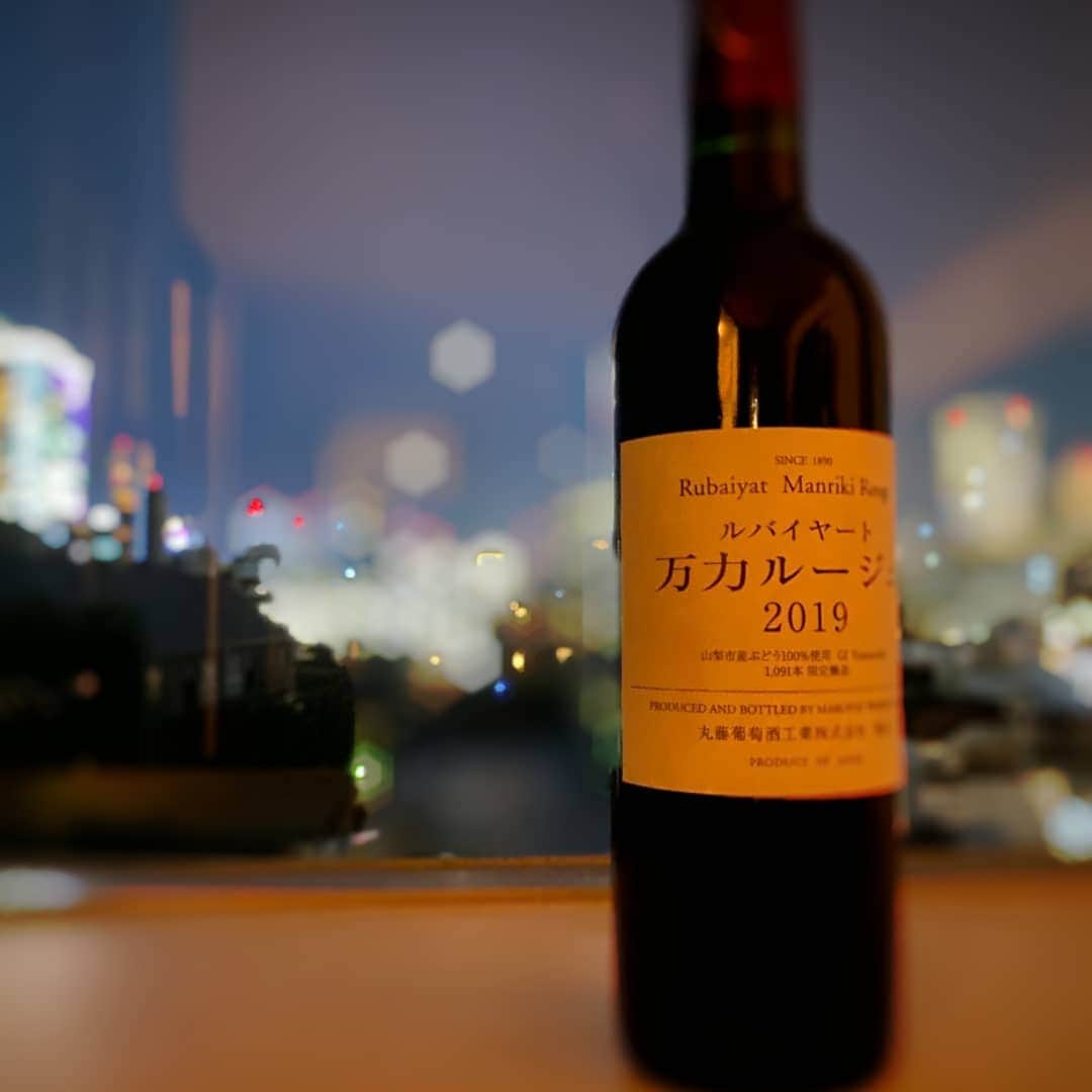 さとう珠緒さんのインスタグラム写真 - (さとう珠緒Instagram)「#万力ルージュ #日本ワイン #美味しいワイン  秋の夜長  ちょっぴり読書  たっぷりワイン  #ピュアチャン  今週も更新しました 良かったらチェックしてくださいね  寒いですね  良い週末を✨」10月22日 13時01分 - tamao_satoh