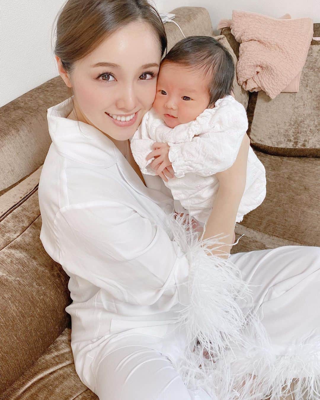 石田安奈のインスタグラム：「𝐻𝑒𝑙𝑙𝑜 𝐵𝑎𝑏𝑦👼💓  生まれて2週間なのに日々の成長が本当に早いです🥺  意思もハッキリしてきて嫌な時は嫌そ〜な顔をして教えてくれたり笑  お腹痛いのか何しても泣き止まなかったり😂 スッキリした後は今までのギャン泣きが嘘かのように爆睡しだしたりと見てて本当に飽きないです😂  言葉はまだ話せなくても一生懸命真似しようとしたり色んな表情をみせてくれるので 新生児のうちにも沢山コミニケーションとスキンシップを心がけて日々ミニあんにゃとの毎日を過ごしております♡  #出産報告#女の子ママ#女の子ベビー#出産#プレママ#妊娠記録#初マタ#新生児#育児#無痛分娩#子育てグラム#子育て日記#産後#出産レポ#赤ちゃん#新米ママ#親バカ部#べビスタグラム#赤ちゃんのいる生活#girl#baby#babygirl#mom#happymom」