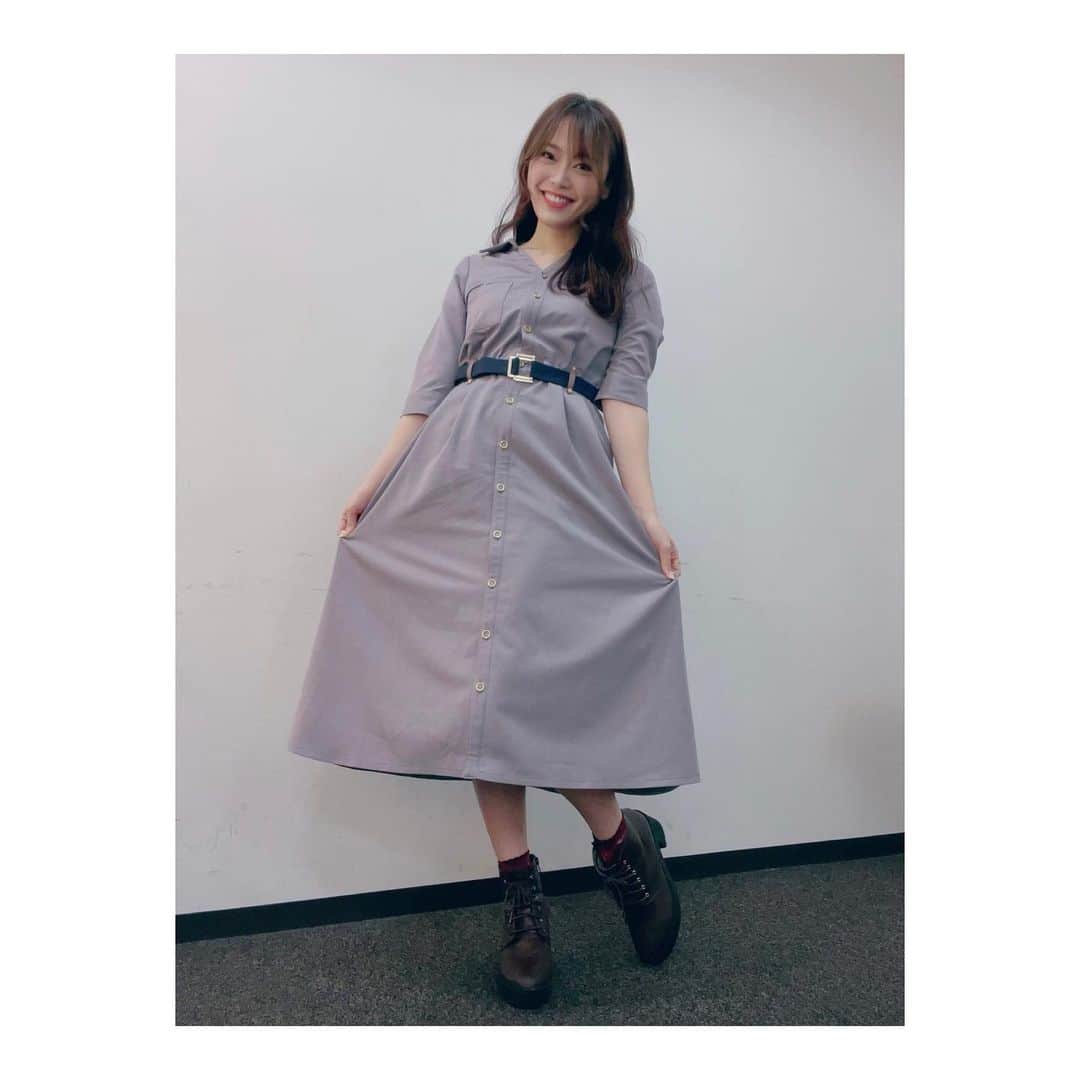 のインスタグラム：「. 今日も衣装がかわいい。 実はこういう藤色って大好きなのです😊♡  高校生の頃弓道をやってたんだけど 弓袋も矢筒も全部この色だった (*´∇｀*)  さて 13:20ごろから 競輪chグレードレースSP 寛仁親王牌２日目🚴‍♂️🚴‍♂️ 推しメン応援！  👗 @redyazel   #女子アナ　#アナウンサー　#フリーアナウンサー　#衣装　#ワンピース　#redyazel #instagood #followme」