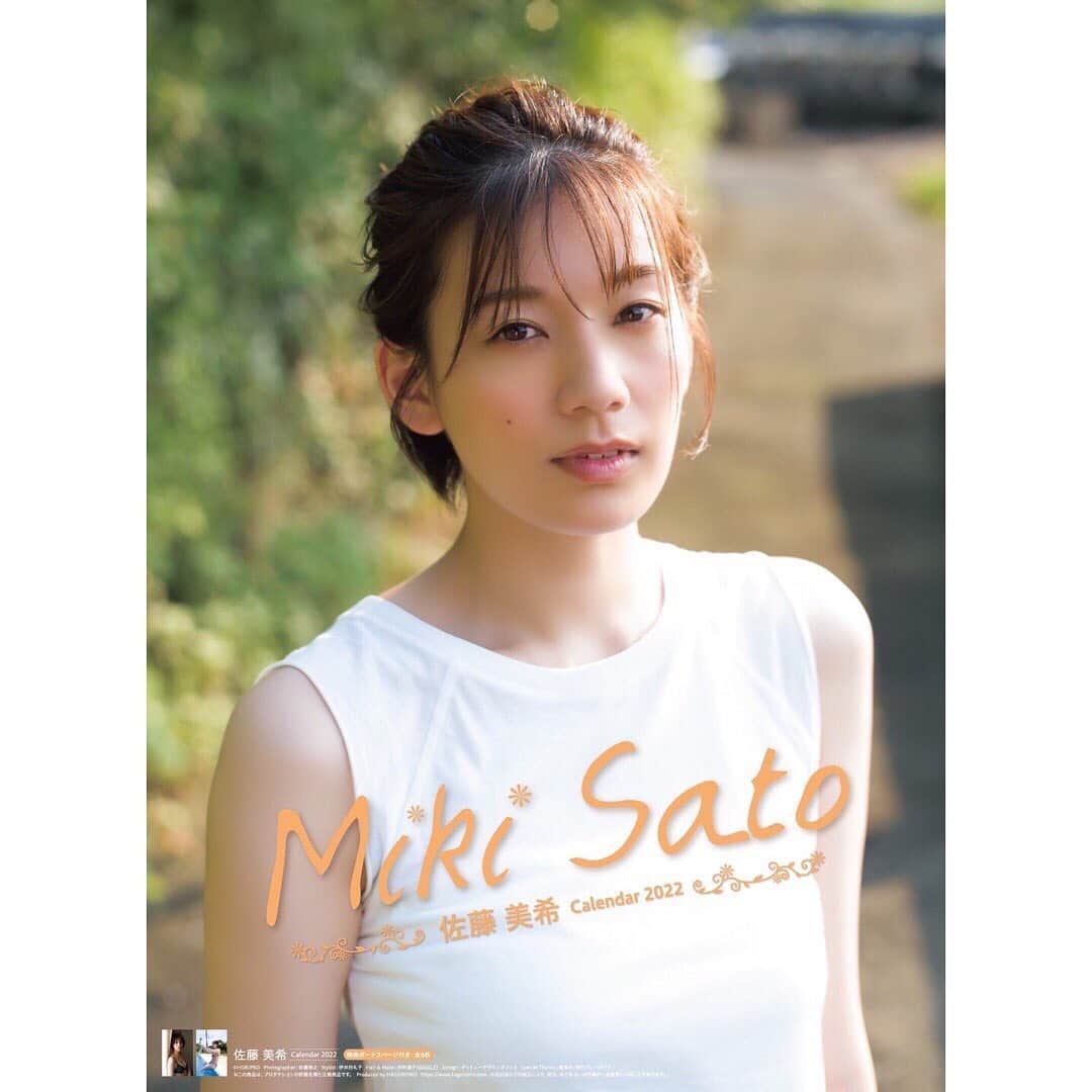 佐藤美希のインスタグラム：「2022年版佐藤美希カレンダー発売決定しました！ 撮影場所は五島列島。穏やかで自然溢れる素敵な街でした！ ⁡ 表紙はこちら💁‍♀️ショートヘアにしてからアレンジすることが少なくなったので、ちょっと新鮮！ 2022年版は壁掛けのみの販売となります！ ⁡ ⁡ そして！2022年版カレンダー発売記念イベントも開催します！ 11/20(土)13時〜@書泉グランデ神保町 ありがたいことに毎年お馴染みの場所です(^^) 参加ご予約は店頭受付10/23(土)11時〜、WEB10/23(土)13時〜スタート！ お早めにご予約お願いします！ ⁡ 安心してお越しいただけるようにしっかりと感染予防対策をしてお待ちしています✨ ⁡ 久しぶりにお会いできる機会なので、ぜひ遊びにきてください〜楽しみだ〜❤️ ⁡ #2022年版カレンダー #カレンダー #発売記念イベント #五島列島 #神保町 #書泉グランデ #ハゴロモ #特典もありますよ #詳細はホームページをご覧ください #ストーリーズから見てね #ご予約お待ちしています」