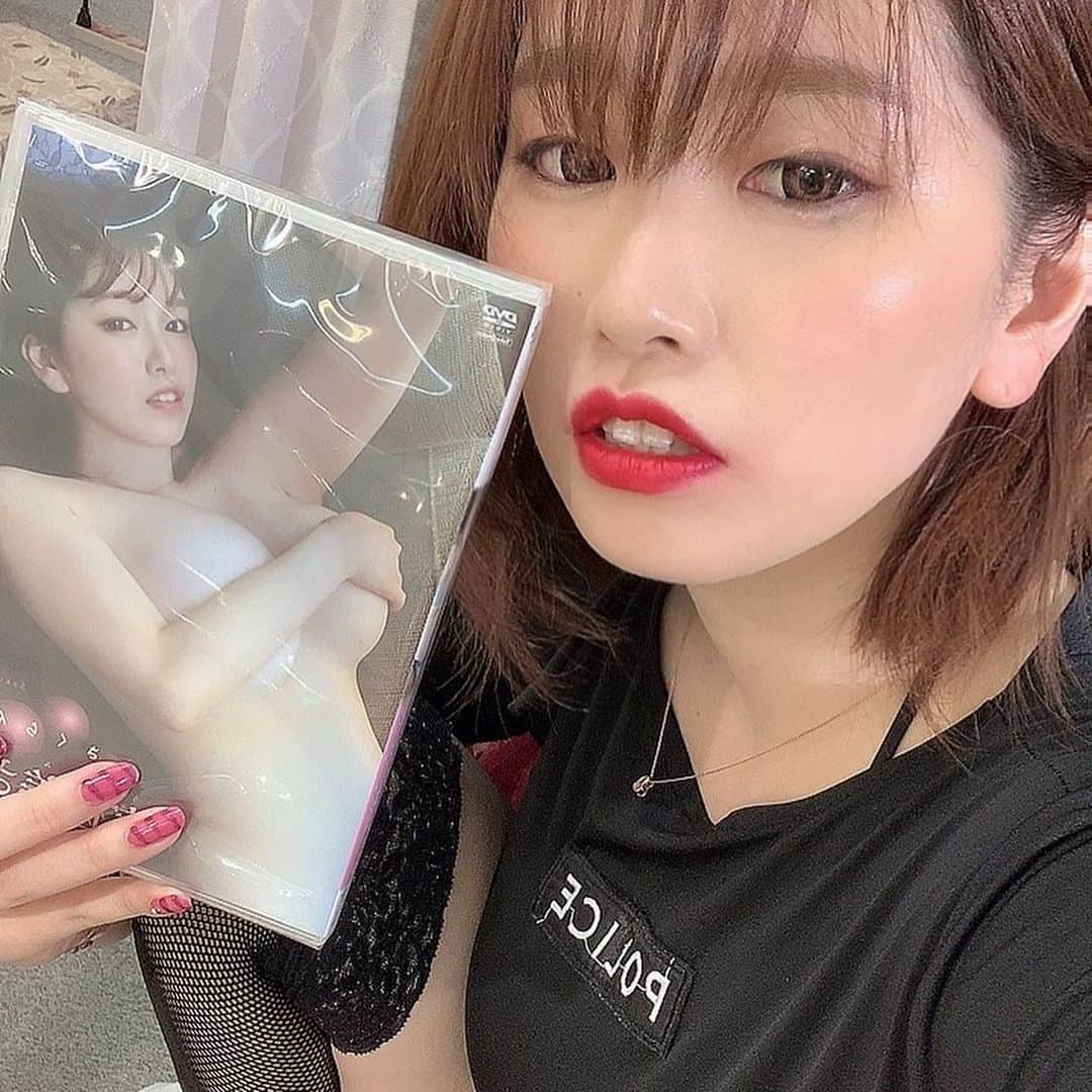 宇佐美さくらさんのインスタグラム写真 - (宇佐美さくらInstagram)「オッス✋オラ、宇佐美さくら　 1stDVD「さくらんぼ🍒」 １０月２２日発売したぞ！  めっちゃ頑張ったからぜってぇー買ってくれよな！  買ったら、Amazonのレビューも忘れずに書いてくれよな！ オラ、わくわくすっぞ！ もっとすげぇ感想待ってからよ！  #ミニスカポリス　 #日本女孩  #ショートヘア #お尻フェチ #宇佐美さくら　#バックショットチャレンジ #グラビアDVD　#グラビアdvd発売中  #胸の大きい良い女　#yellowcab #asiangirls  #asianmodel  #model #portrait #japanesegirl  #idol #被写体希望  #横乳　#横乳プリンセス #portraitphotography #ムチムチ#asian  #instagood 　#gravure #追蹤🔍搶先看➡️   ⭐️⭐️⭐️アカウント⭐️⭐️⭐️ Twitter・TikTok・Instagram @usausa39ra   #フォローミー　#팔로미　#followme #」10月22日 13時22分 - usausa39ra