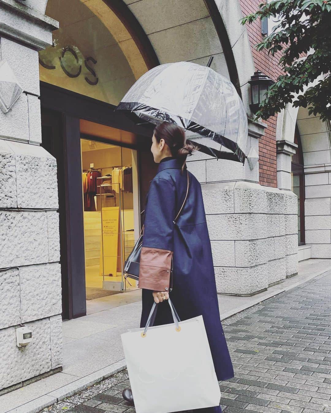 滝沢眞規子さんのインスタグラム写真 - (滝沢眞規子Instagram)「娘のヘアカットに行った後 @cosstores で娘のお洋服を買いました☺️久しぶりにゆっくりできてママも楽しいわ❤️ coat @mackintoshofficial  雨のこんな日にぴったり🌂」10月22日 14時41分 - makikotakizawa