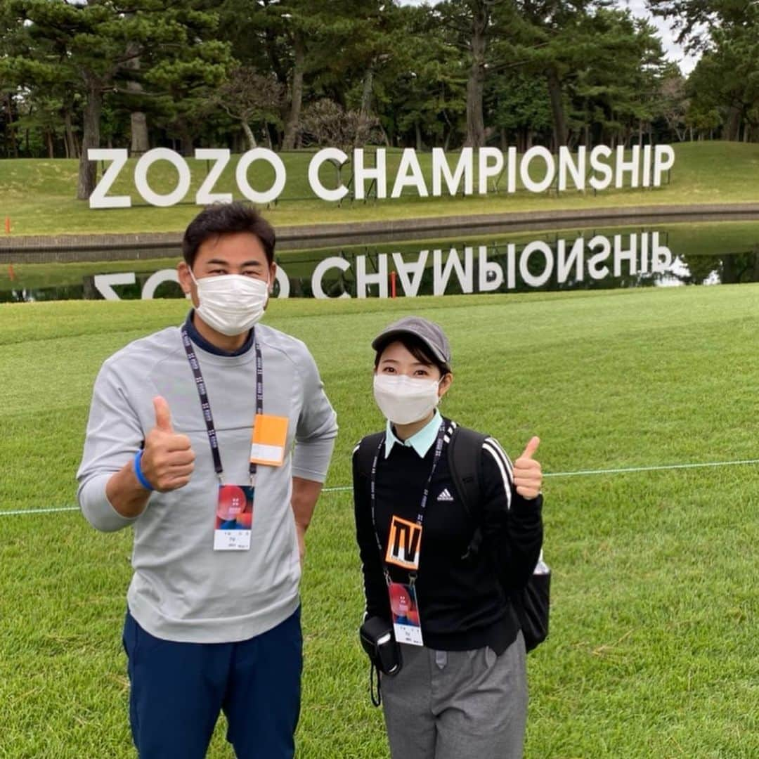 安藤萌々さんのインスタグラム写真 - (安藤萌々Instagram)「ZOZO CHAMPIONSHIP  2021  開幕！ 昨年は新型コロナウイルスの影響でアメリカで開催された大会が、 2年ぶりに日本に帰ってきました！  指定練習日は、東京オリンピックでアメリカ代表として金メダルを獲得した、 ザンダーシャフリー選手にインタビューをさせて頂きました。 祖父母は渋谷に住んでいて、お母様は日本育ちと日本に縁があるシャフリー選手。 滅多に会えない家族のいる日本でのプレーは特別な思いがあるそうです。 インタビュー後は練習ラウンドを拝見。600ヤードある14番パー5 は軽々ツーオン！グリーン周りのバンカー練習でもスーパーショット連発で、大興奮で取材しました。 ・ そして、大会初日はアマチュア大会で優勝する腕前の持ち主！前田智徳さんと取材。  今大会は上限付きでギャラリーが入っており、無観客だったオリンピックとは違う緊張感がありました。 大学生の時にアメリカで見たPGAとも違う雰囲気。日本のファンがワクワクしているからでしょうか😊  松山選手、シャフリー選手、ハン選手の一球一球にギャラリーがどよめく、有観客ならではの高揚感。 2日目の今現在、松山選手は単独首位に立っています！ 明日明後日は地上波で中継です⛳️ ・ ・ 前田さんとは持参した距離計で距離を測り、ヤーデージブックでラインを読み、選手たちのスイングを見て語り…… 熱心にラウンドリポートをしていたのですが、細かすぎて放送されませんでした🤣 笑  #アナウンサー #取材 #あとがき #PGA  #ゴルフファン #ゴルフ好きな人と繋がりたい  #前田智徳 さん #ナイスコンビ と言われて #嬉しい #光栄 #恐縮 です」10月22日 14時44分 - momo_ando_ex