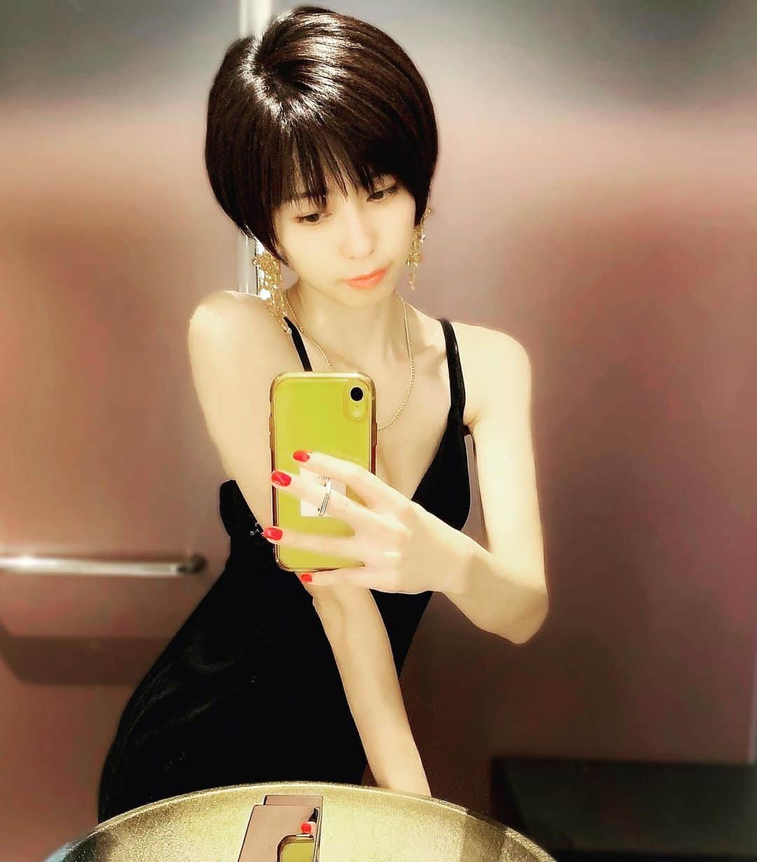 乃亜のインスタグラム：「鏡越しで撮ったやつ 黄色のiPhoneは可愛いよね💛」