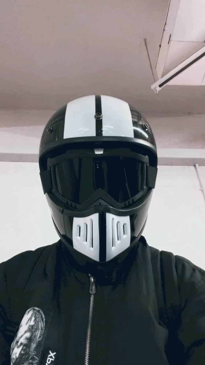 チャウ・パッホウのインスタグラム：「Love to wear goggles everyday 🤿🌊🏍」