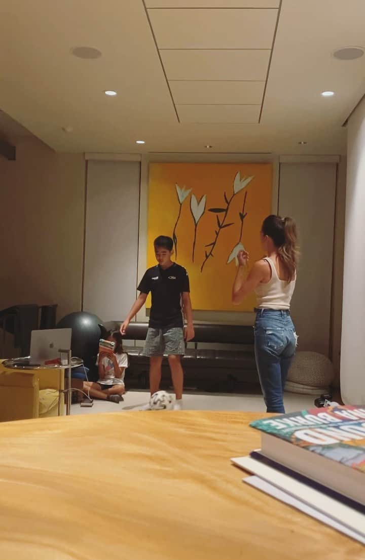 Mieのインスタグラム：「2021/10/21長男ジンに168cm身長抜かれまして、記念に我が家の日常風景を隠し撮り😉✨💜  今日はまだしゃべるの？！とばかりのマシンガントークで話を続ける彼の話を聞く私たち😊💜  か、か、かわいい💜いくつになっても身長抜いてくれても純粋でまっすぐで、思った事しか口に出さない、子供らしくて一生懸命で人一倍妹や弟を守ろうとする、あなたを誇りに思う☺️ お母ちゃん今日も幸せ💜  #ハワイで子育て #思春期男子  #身長抜かされた記念日 #2021」