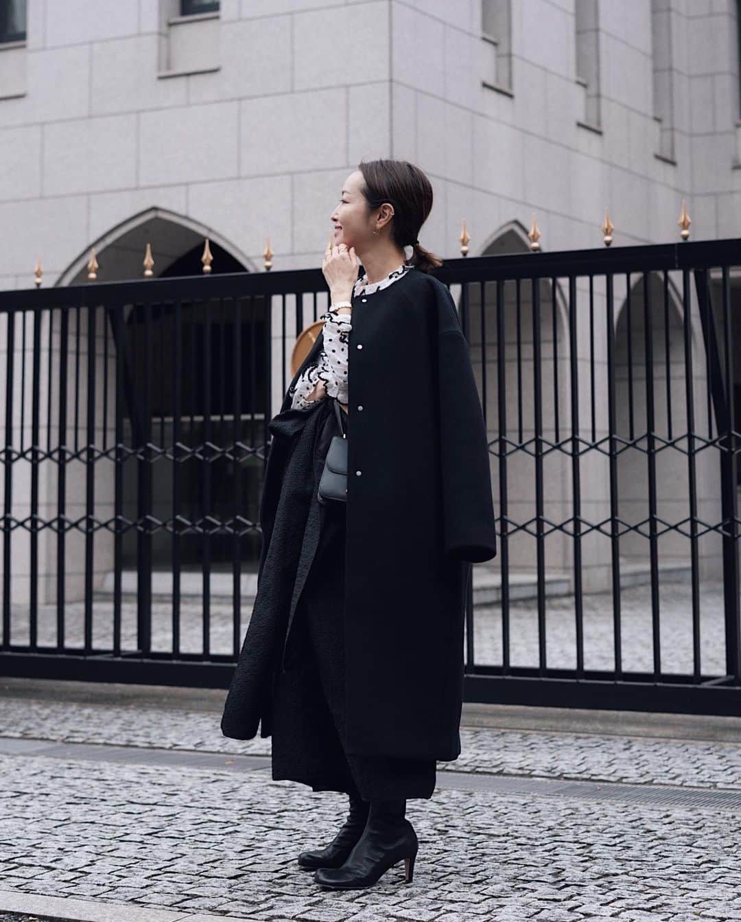 翁安芸さんのインスタグラム写真 - (翁安芸Instagram)「秋冬の始まりはやっぱりモノトーンに👻🖤  ブラックのコートは、クルーネックにドロップショルダーと大人モードなデザインのものを🤍  上質なスーパー110'Sウールであたたかく、スカートにもパンツスタイルにも合わせやすい丈感です。  先日のスウェットのインスタライブで、ホワイトのセットアップと合わせていたのもこのコート🖤  中に着ているのは、6年選手なドットブラウスにこちらも今シーズン購入したスカートを合わせました🤍  Coat #elendeek #エレンディーク Top #zimmerman Skirt #CecilieBahnsen Boots #newbottega Bag #Hermes Earrings #ALIITA  #AkiWeng #翁安芸 #outfit #tokyo」10月22日 16時16分 - akinyc