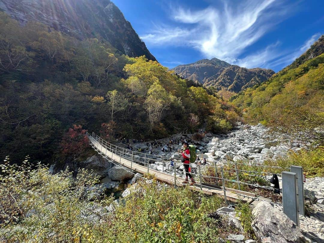 中村葵のインスタグラム：「・ ・ 横尾〜涸沢まで🍁✨ 紅葉がとても綺麗！！ 山が、岩がすごく素敵な色！！ ・ ・ #山登り　#登山　#山のぼり大好き　#登山好きな人と繋がりたい #山登り好きな人と繋がりたい #登山女子 #山登り女子 #山ガール #山が好き #北アルプス　#横尾 #涸沢　#縦走 #北アルプス縦走 #秋山　#秋山登山　#ハイキング　#トレッキング　#japan #japanesemountain #trekking #instagood #中村葵」