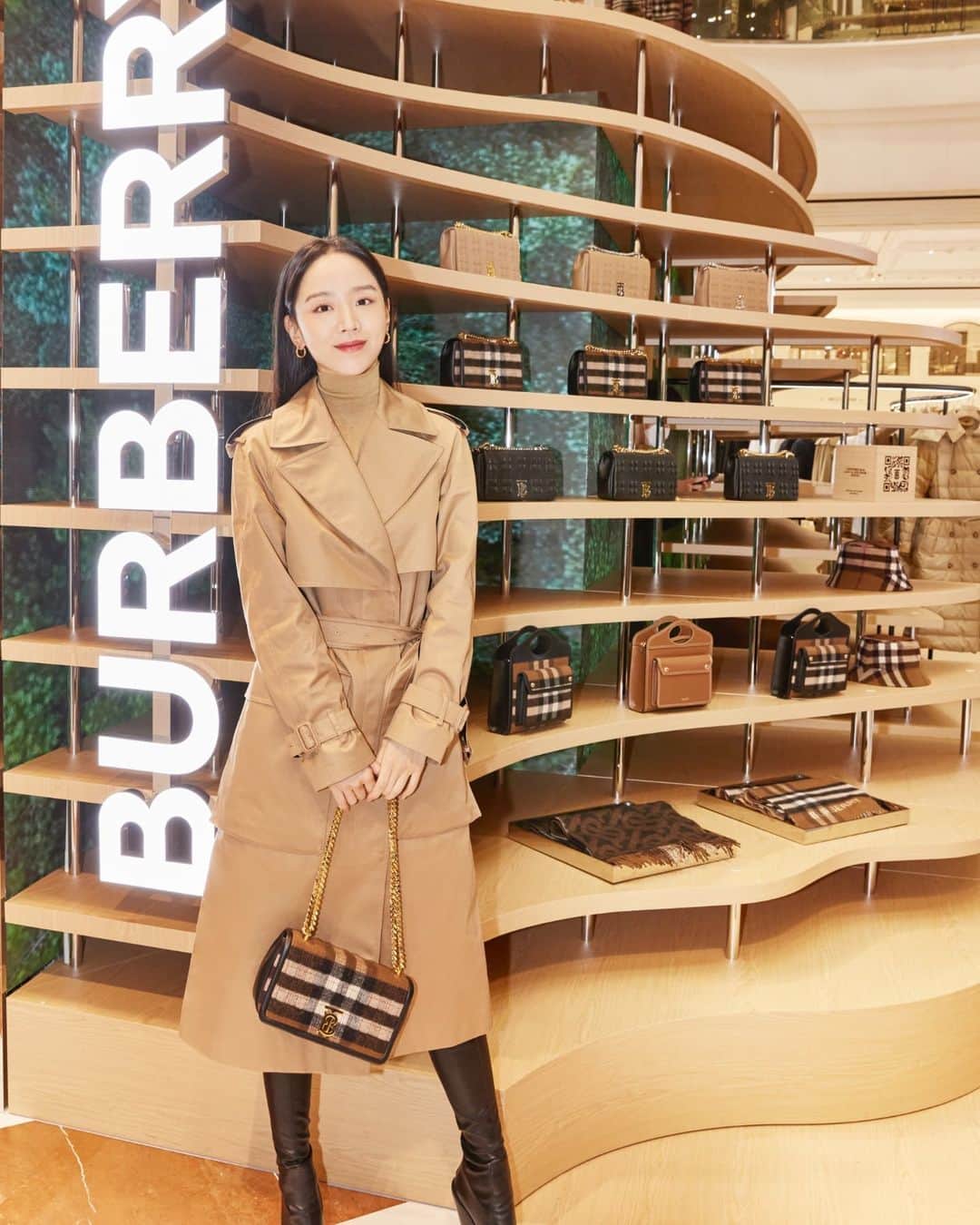 シン・ヘソンのインスタグラム：「버버리 신세계 강남 아우터웨어 팝업   #Burberry #BurberryOuterwear #광고」