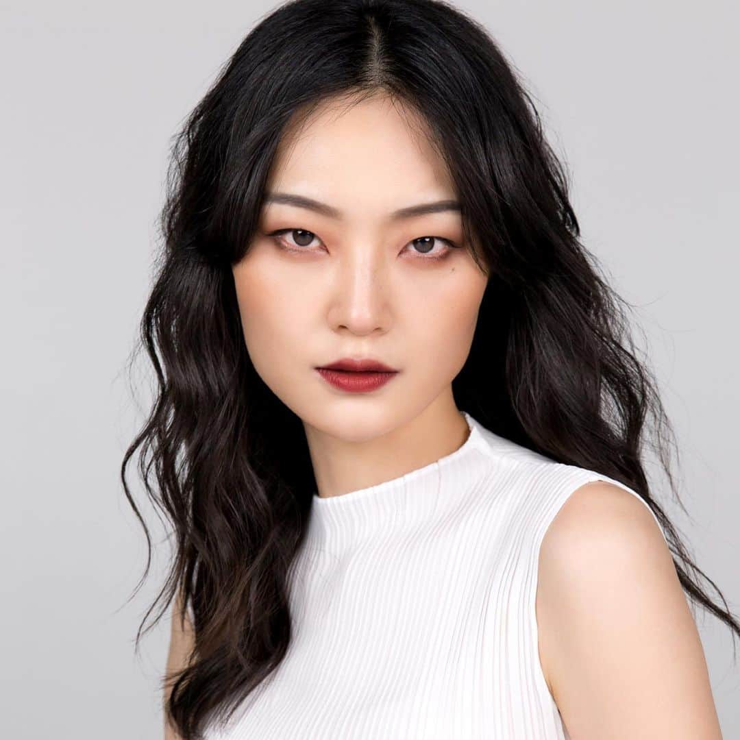 MakeupPlusのインスタグラム：「NEW LOOK AVAILABLE - Red Wine Makeup Look is now available in MakeupPlus app. #makeupartist #mua」