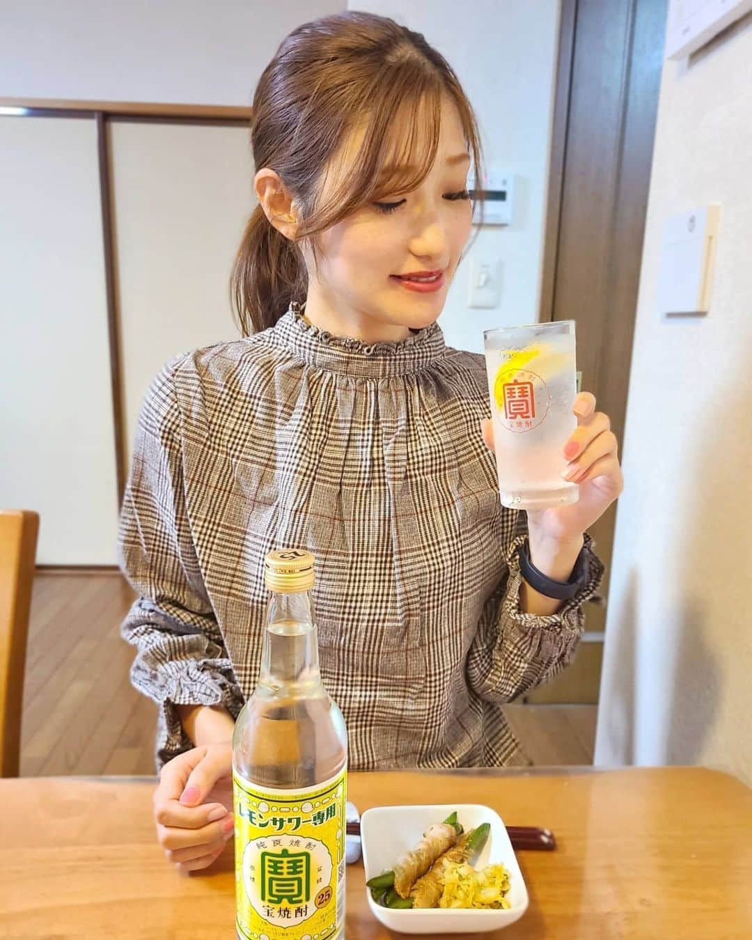 武田しのぶさんのインスタグラム写真 - (武田しのぶInstagram)「こんばんは！この度 @lemonsour.pjt さんからレモンサワー専用焼酎を商品提供を頂いたのでご紹介します！ 炭酸で割って、レモンを絞って作りました！スッキリして飲みやすく、レモンの風味が広がって美味しいです🍋💓 今、インスタとTwitterで、限定グッズが当たるキャンペーン実施中！公式アカウントチェックしてみて！ お家時間が多くなった今、居酒屋さんで飲んだ美味しいレモンサワーがお家でも感じれましたっ(´•᎑•`)♡  #つくレモンサワー #宝焼酎 #レモンサワーで日本を元気に #pr #レモンサワー #japan #love　#instagram #sake #레몬사워 #소주 #술 #instagood」10月22日 16時52分 - shino_0217_
