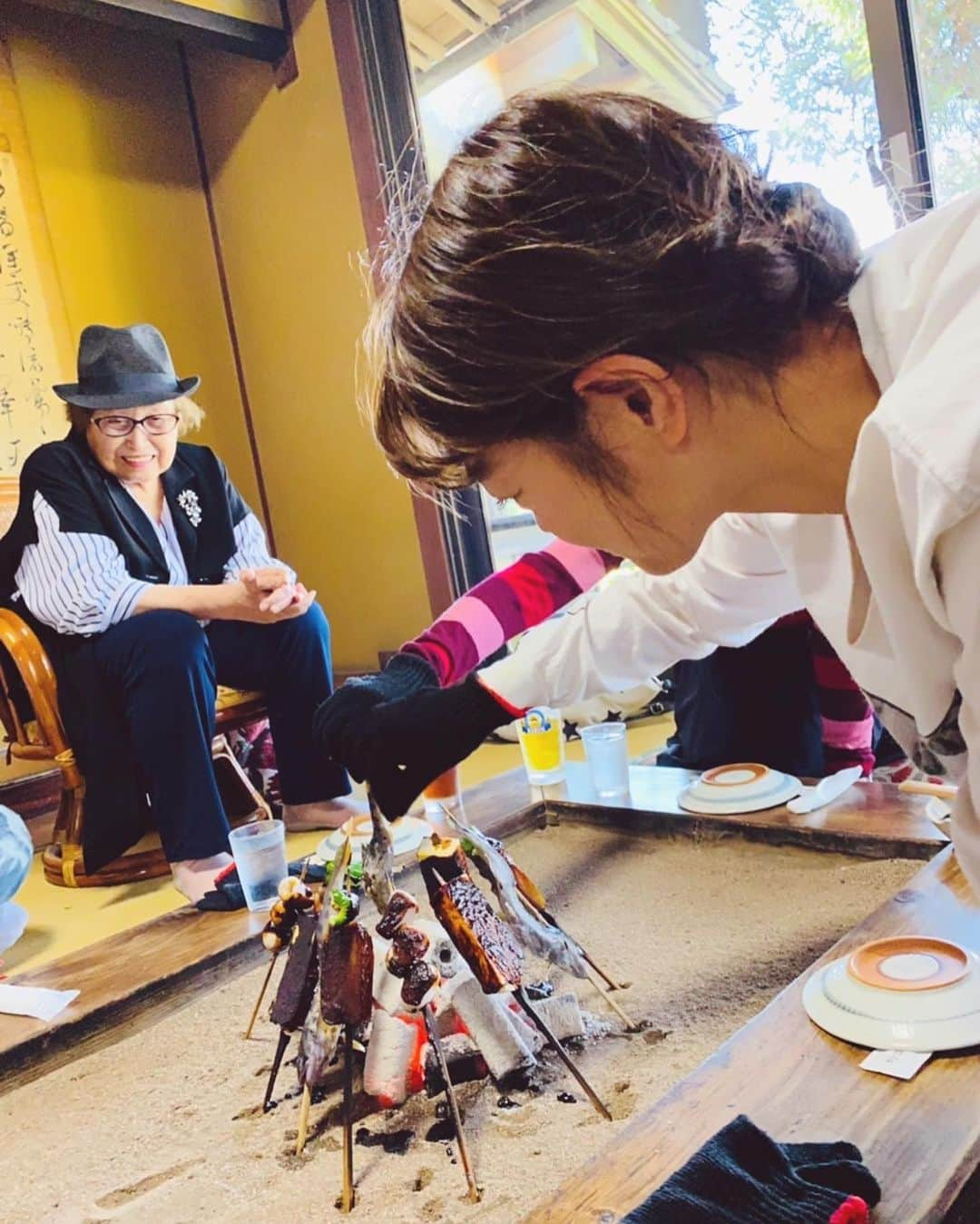 スザンヌさんのインスタグラム写真 - (スザンヌInstagram)「#高森田楽保存会   田楽は800年の歴史がある熊本の郷土料理なんだって♡  毎年この季節にお邪魔させてもらって 大自然と美味しい田楽にお腹も心も満たされています🏔 今回はばあちゃんもママも♡ （熊本市内から1時間半まるで旅行に来たみたい）  このお味噌でごはん何杯もいけちゃう🤤  そしてかっぽ酒で🍶酔う🙋‍♀️ （もうどんくらい入ってるか見てないw）  阿蘇噴火でご心配してくださった皆様ありがとうございます。  阿蘇市にある内牧温泉や大観峰などは、中岳火口から直線距離で10キロ以上離れています☺️ 阿蘇山と観光地の距離感を知らずにテレビのニュース映像を見ると、恐怖を感じる方もいると思うけど、 変わらずお店もあいてるし、やはり阿蘇は美しいです🏔 阿蘇観光協会のかたも 外輪山のカルデラなど火口から離れた場所にも見どころが多い。温泉なども噴火の影響を受けずに楽しめるとおっしゃってました☺️」10月22日 16時45分 - suzanneeee1028