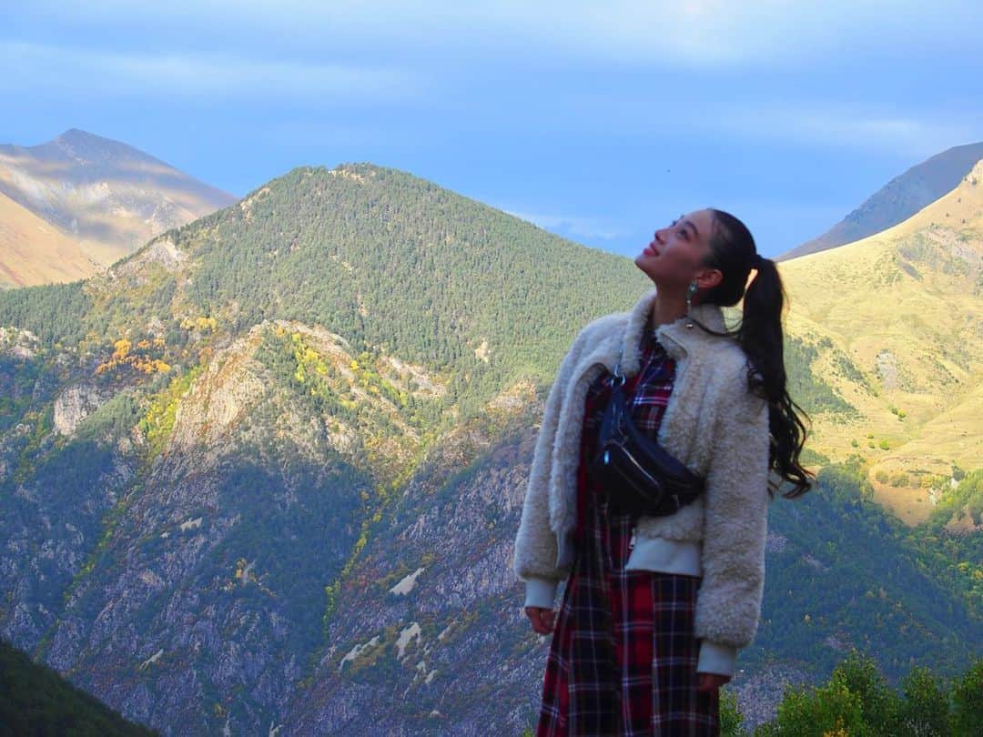 江田友莉亜のインスタグラム：「明日は旅サラダ @tabisalad  スペイン編最後になります🇪🇸🍃  明日の朝はスペインの 雄大な自然に癒されて下さい: )」