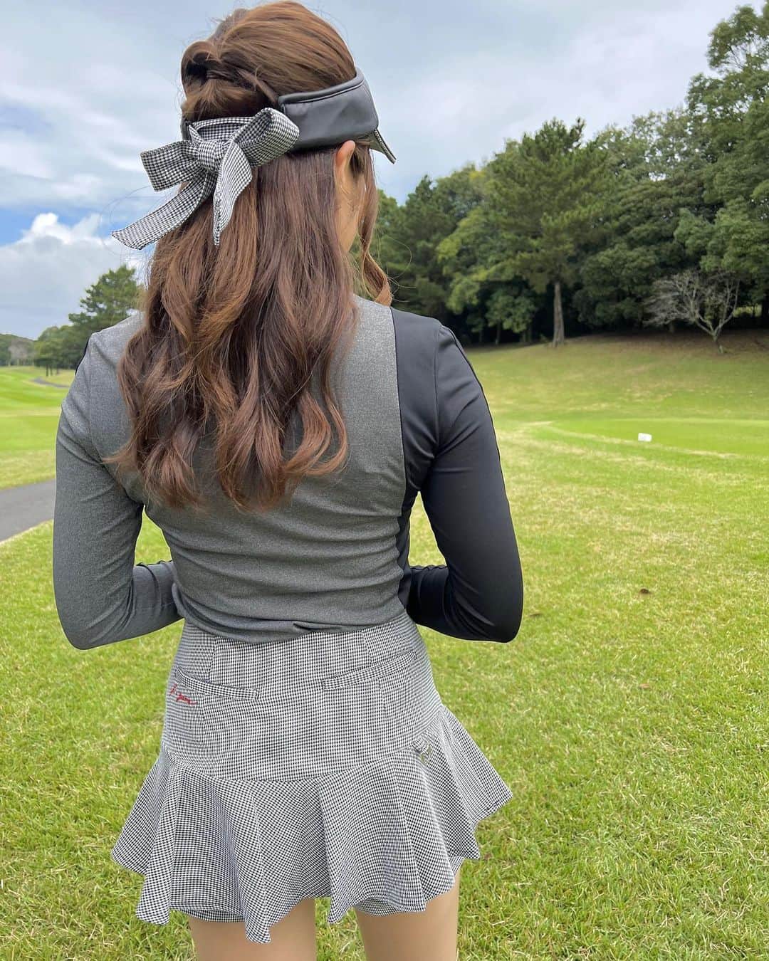 まいまいさんのインスタグラム写真 - (まいまいInstagram)「急に寒くなってきましたね❄️ 秋どこ？って感じ。笑  @j.jane_japan のバイザーとスカートかわいすぎる☺️🎀 秋服好きだけど、もうアウター着ないといけないのかなぁ。。  sun visor,skirt▶︎ @j.jane_japan  tops▶︎ @adidasgolf  . #まいごるふ#ゴルフ#ゴルフ女子#ゴルフスイング#ゴルフウェア#ゴルフコーデ#maigolf#golf#TaylorMade#TaylorMadegolf#golfswing#golfwear#골프#골프스윙#골프중독#골프웨어」10月22日 17時07分 - ___maigolf___