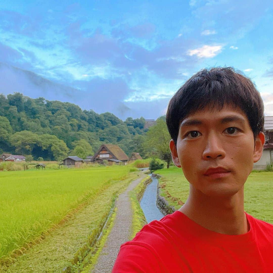 松下洸平さんのインスタグラム写真 - (松下洸平Instagram)「今夜22時から#最愛ドラマ  第2話！！  僕たちが見ていた白川郷。  この写真を時々見返しては、ここで生まれ、ここで暮らし、ここで出会った二人のことを想います。  今夜も美しい白川郷の景色と、衝撃の事実！お楽しみに！！🏃‍♂️🏃‍♂️  今夜のお気に入りシーンは優と歩いた2人の道のシーン。最高に可愛い笑顔を見せてくれています。  第二話まであと5時間！！ @saiai_tbs」10月22日 17時08分 - kouheimatsushita_official