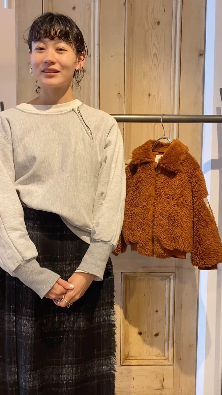 のインスタグラム：「BOBO CHOSES  🛒Doggie patch sheepskin jacket  急に寒くなってきましたね🌬 そこで今からの時期にぴったりな ボアブルゾンのご紹介です🧸  羽織るだけでとっても可愛い ボボのアウター！ 是非チェックしてみてくださいね🚩」
