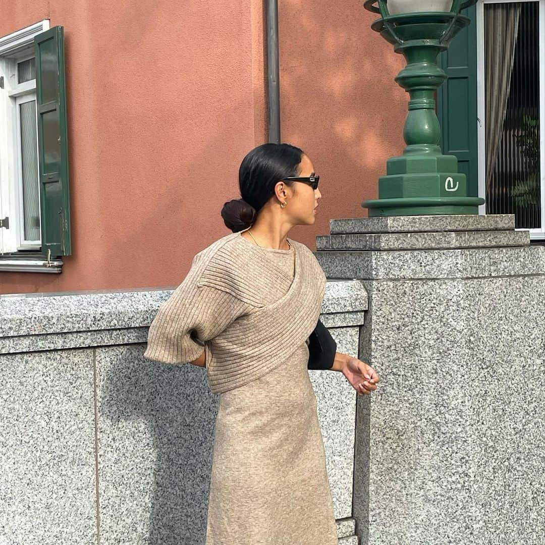 大橋リナさんのインスタグラム写真 - (大橋リナInstagram)「ニットとワンピースの セットアップで 別々で使うこともできるワンピ🤍  @titivatejp は 生地の素材が本当に良い。 柔らかい素材で リラックスして着れる☺︎  #titivate #ティティベイト #titivatestyle #クロスデザインニットレイヤードワンピース#タイアップ #トレンドスタイル#トレンド部#トレンドコーディネート #冬先取り #きれいめカジュアルコーデ#秋コーディネート #毎日ファッション #キレイめカジュアル　#大人カジュアルファッション　#大人カジュアルスタイル #高見えアイテム」10月22日 17時41分 - linaohashi