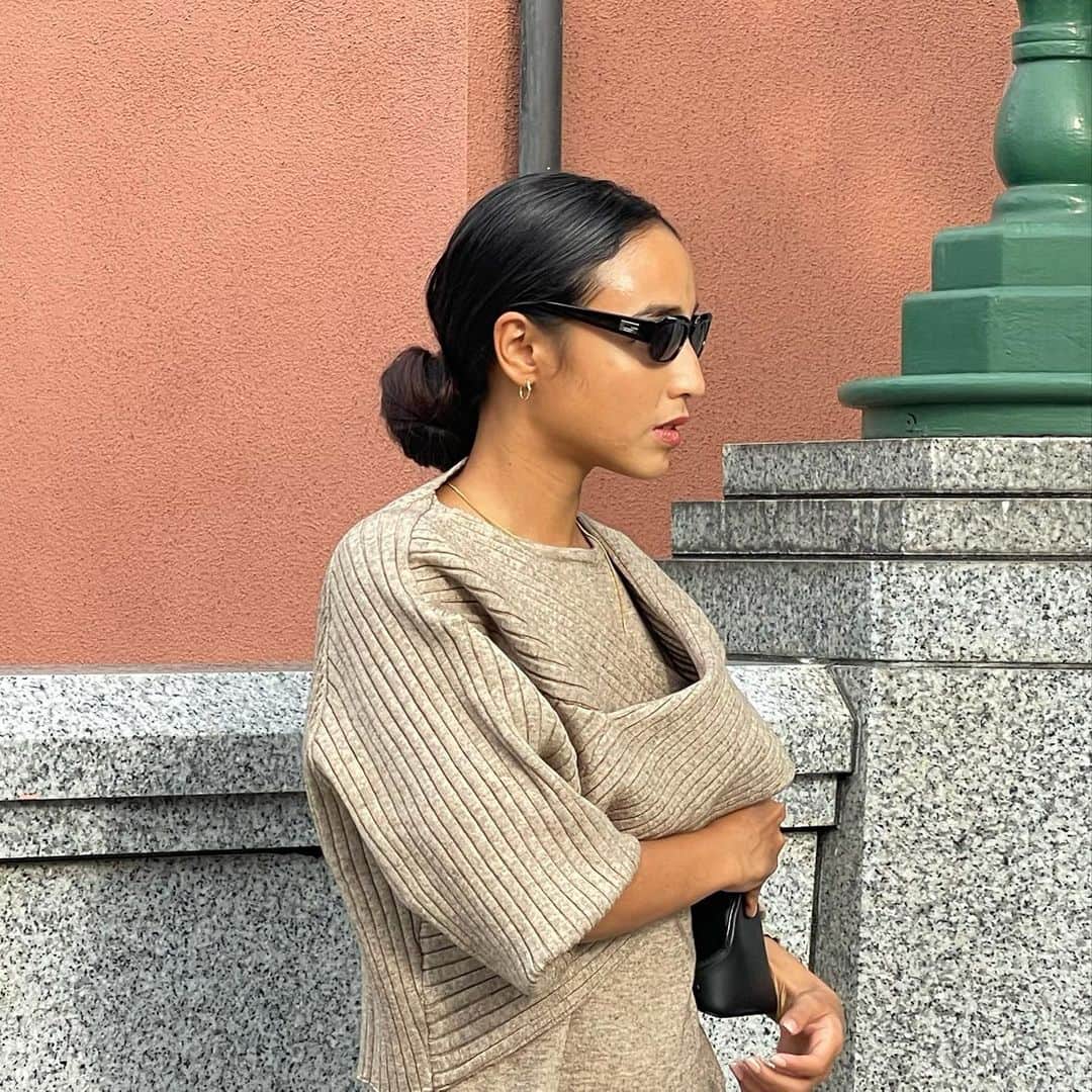 大橋リナさんのインスタグラム写真 - (大橋リナInstagram)「ニットとワンピースの セットアップで 別々で使うこともできるワンピ🤍  @titivatejp は 生地の素材が本当に良い。 柔らかい素材で リラックスして着れる☺︎  #titivate #ティティベイト #titivatestyle #クロスデザインニットレイヤードワンピース#タイアップ #トレンドスタイル#トレンド部#トレンドコーディネート #冬先取り #きれいめカジュアルコーデ#秋コーディネート #毎日ファッション #キレイめカジュアル　#大人カジュアルファッション　#大人カジュアルスタイル #高見えアイテム」10月22日 17時41分 - linaohashi
