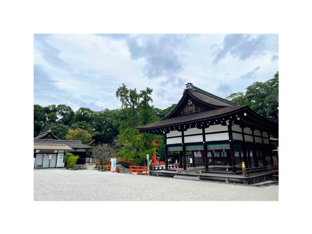 川村亜紀さんのインスタグラム写真 - (川村亜紀Instagram)「下鴨神社はいつも空気が澄んでいて好きです。 下鴨神社の正式名は、賀茂御祖神社(かもみおやじんじゃ)と言います。 通称名が下鴨神社です。 #shimogamoshrine #kyotoshrine #kyotoattraction #beautifulkyoto #⛩  #下鴨神社 #賀茂御祖神社 #世界遺産」10月22日 17時50分 - _aki1015_